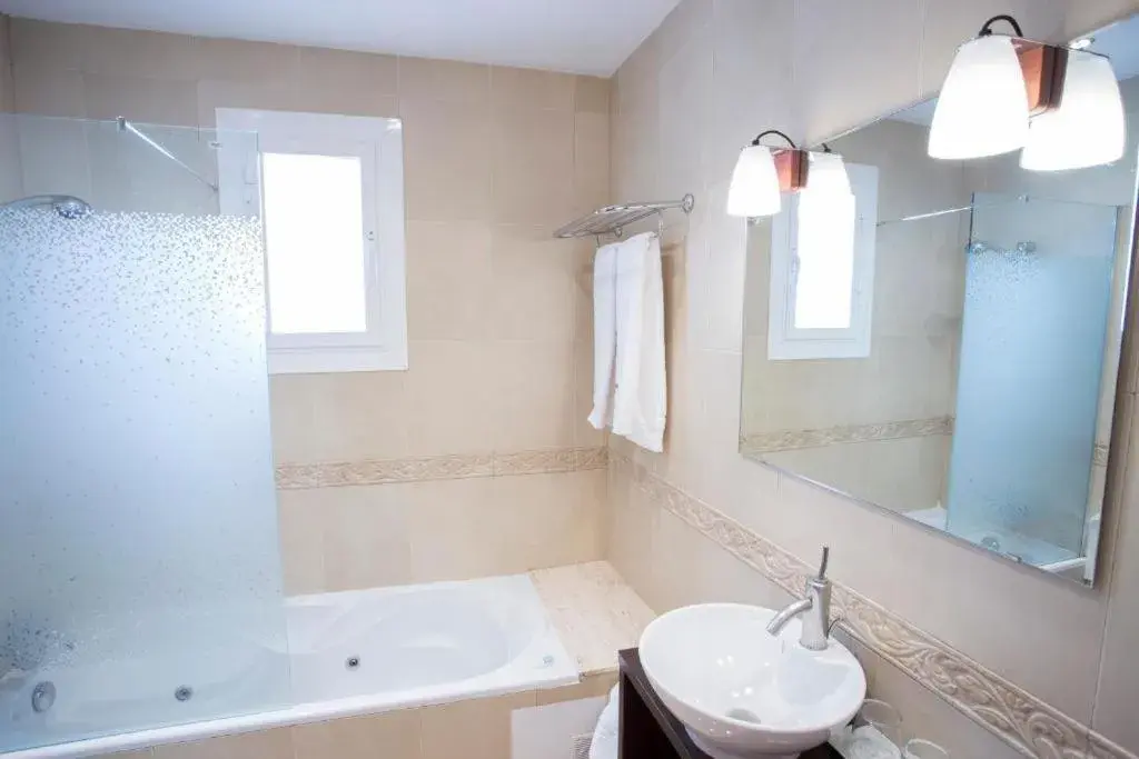 Bathroom in Hotel Segle XX Bathroom in Hotel Segle XX