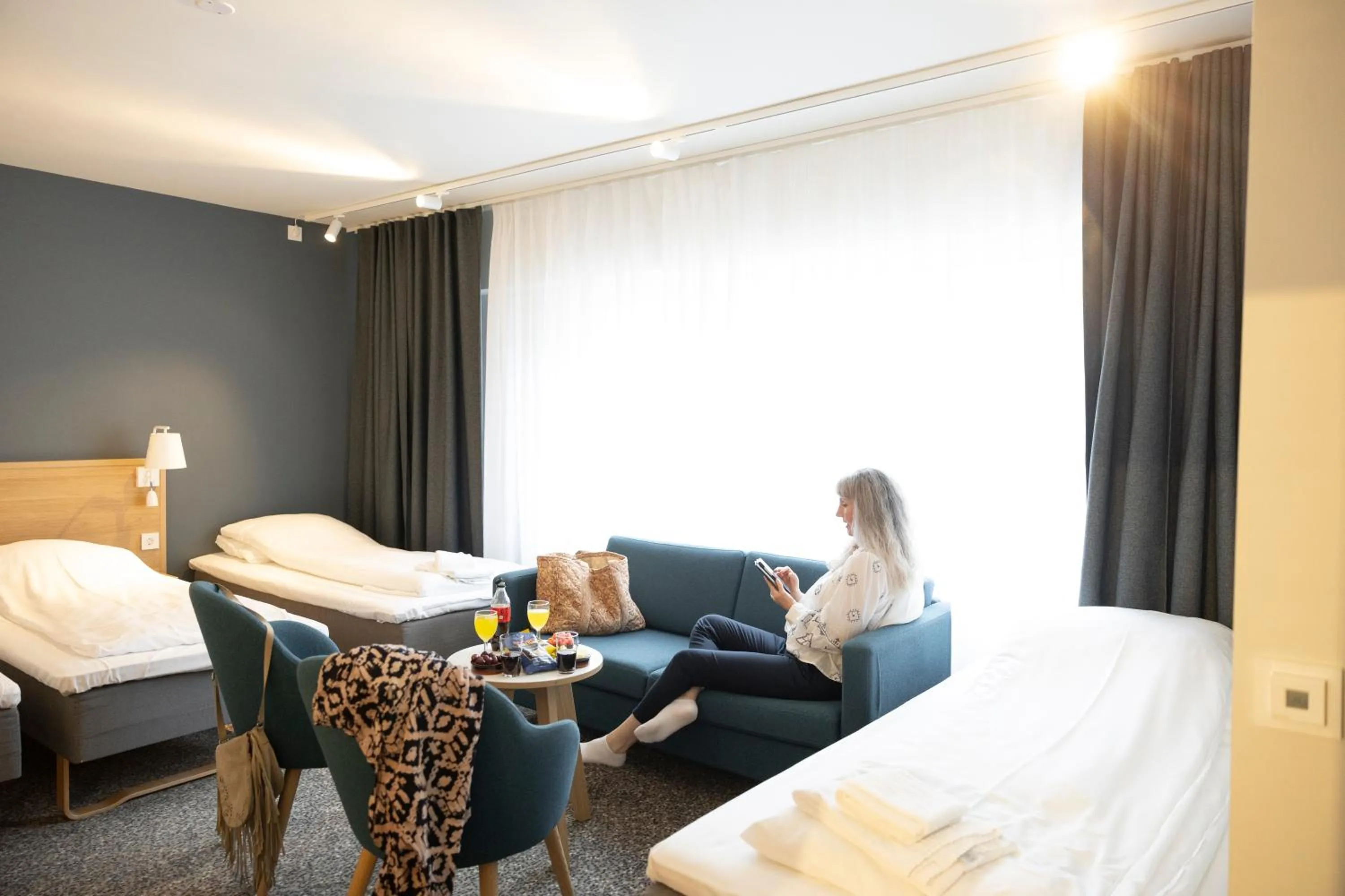 Seating area, Bed in Hotel Noreg