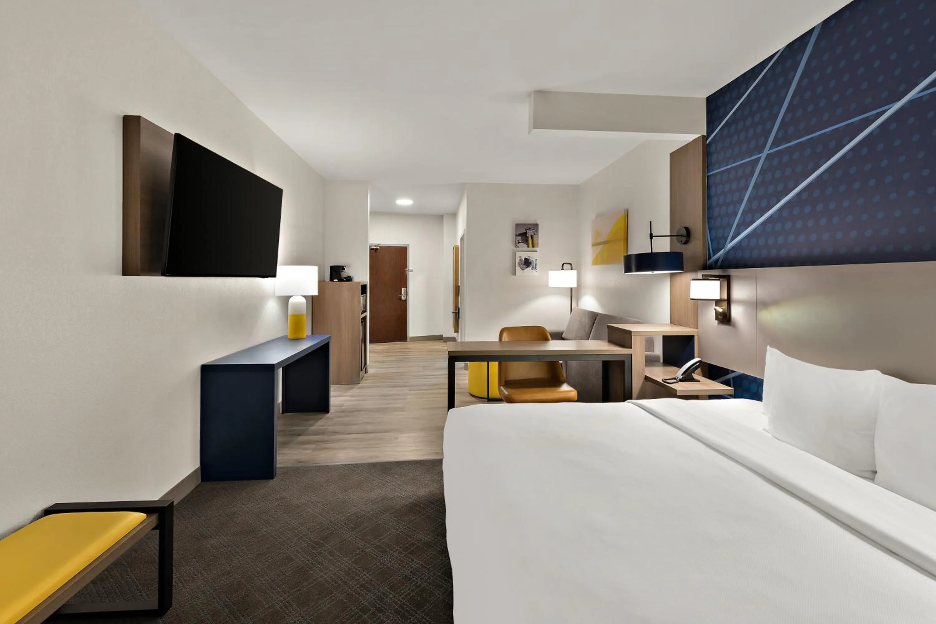 Photo of the whole room, Bed in Comfort Suites Columbus East Broad