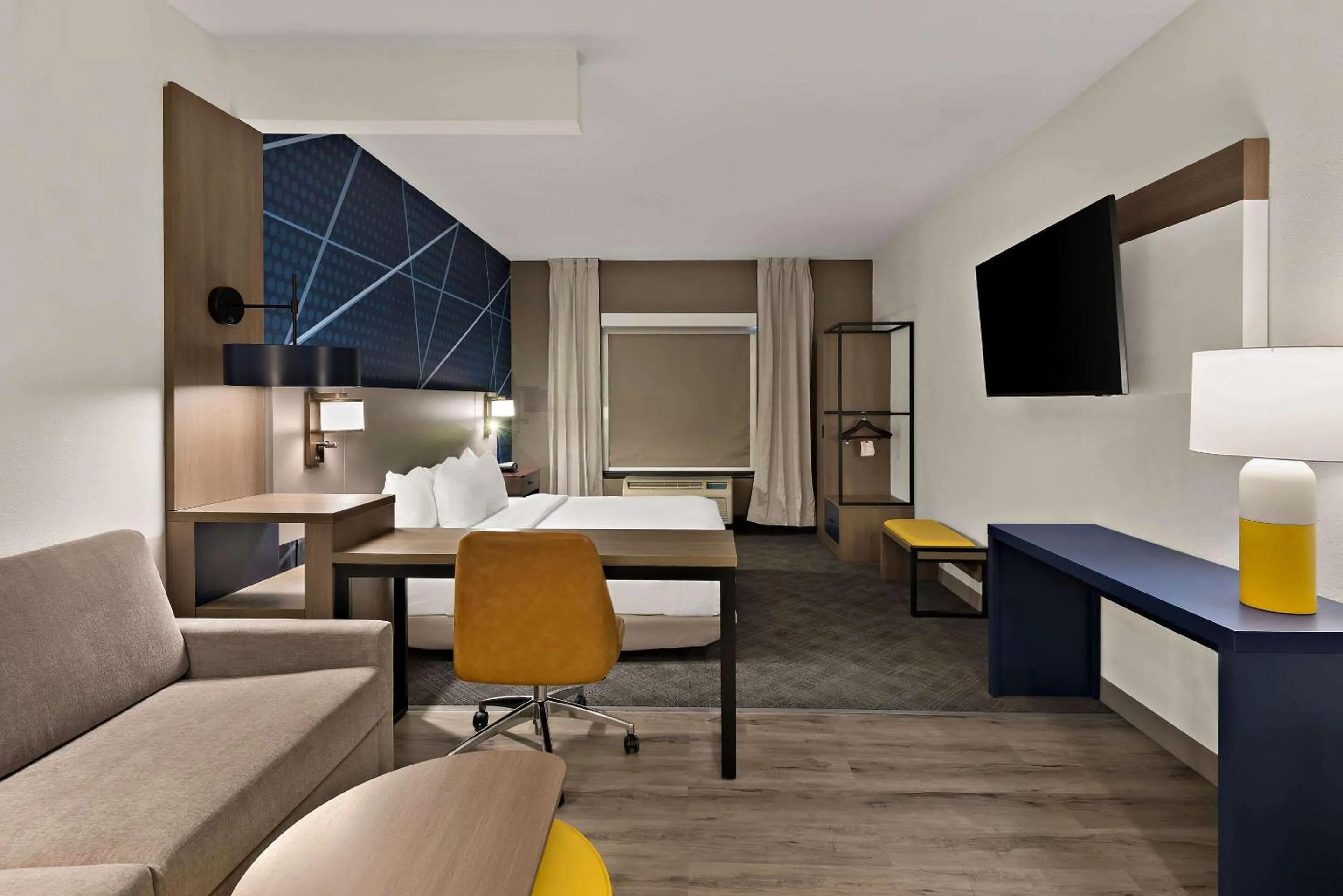 Bedroom in Comfort Suites Columbus East Broad