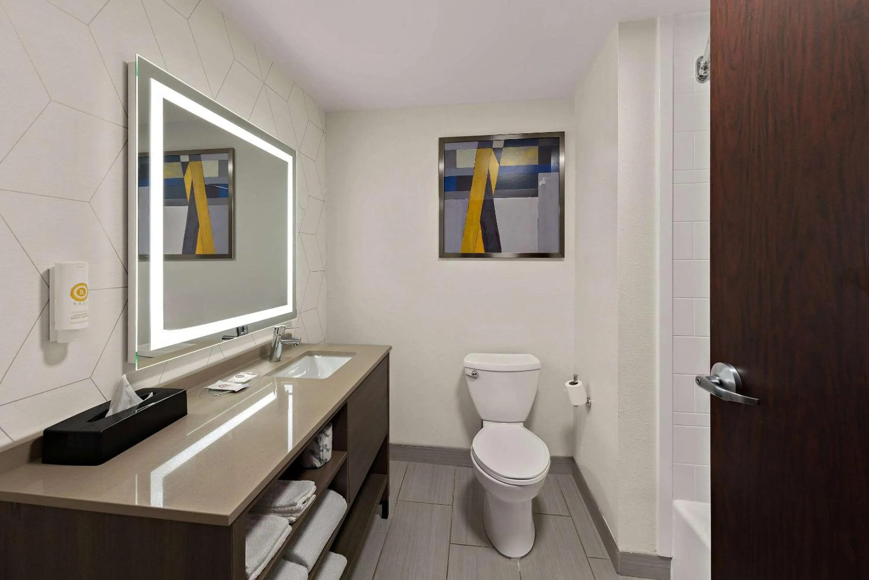 Bedroom in Comfort Suites Columbus East Broad