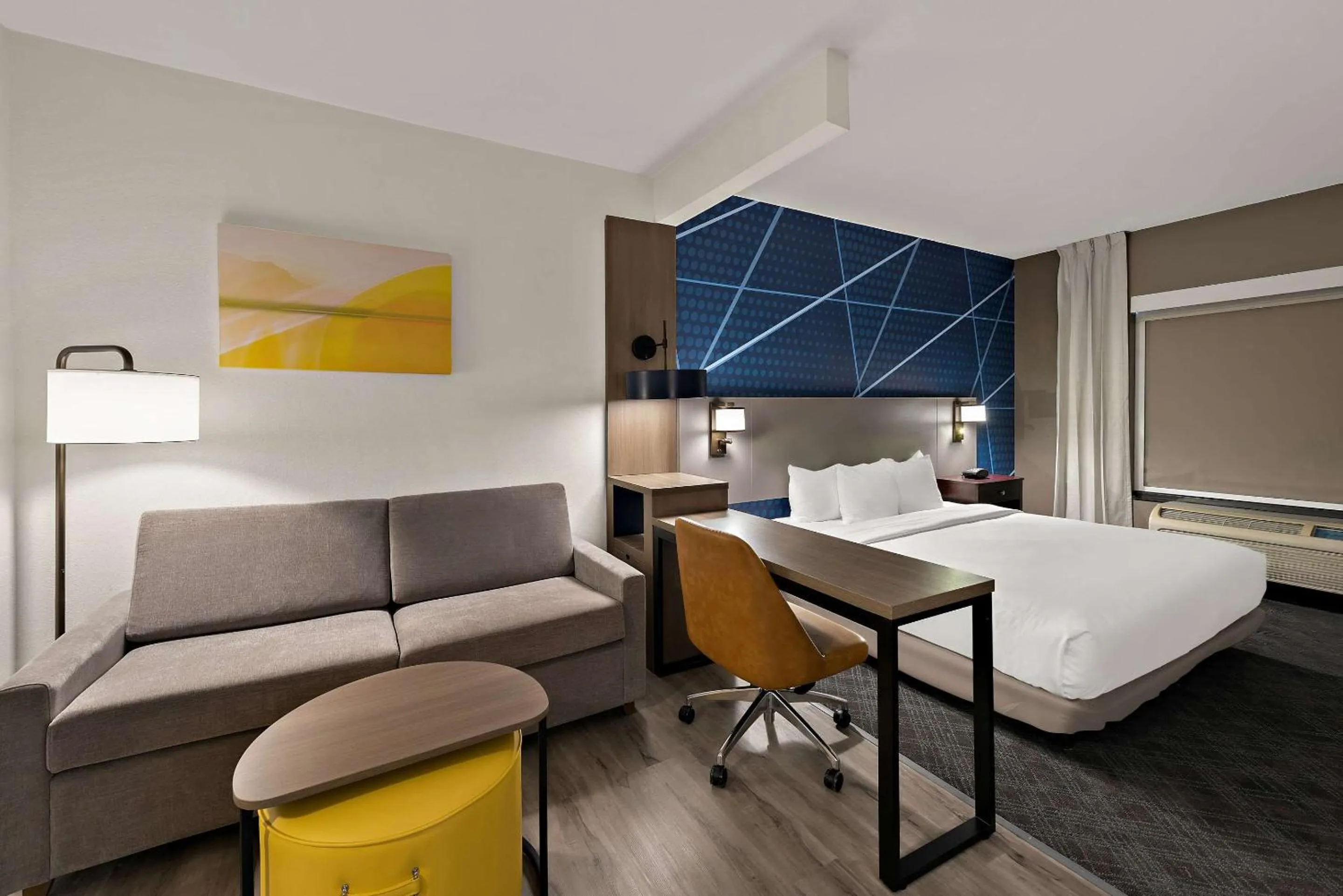 Bedroom, Bed in Comfort Suites Columbus East Broad