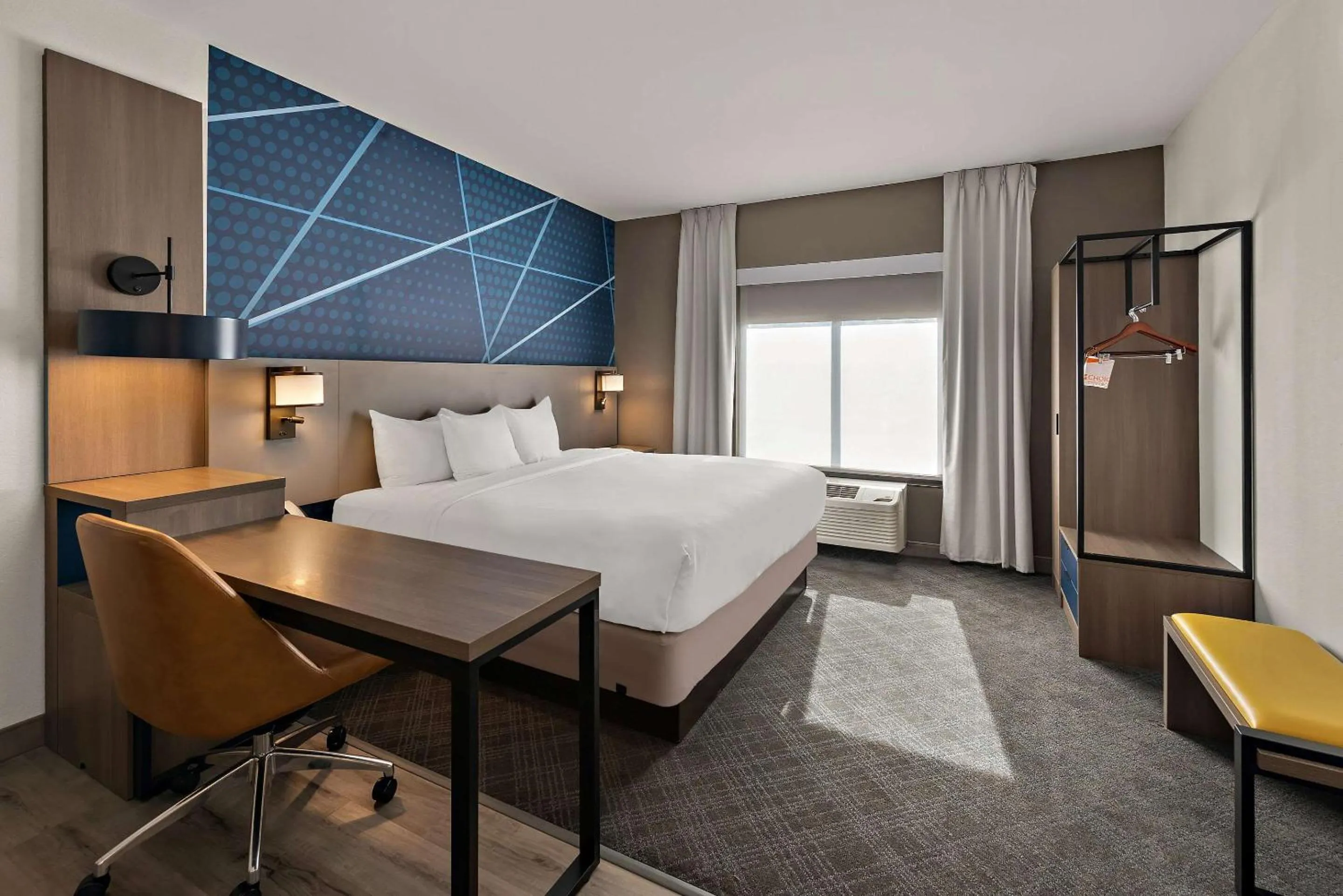 Bedroom, Bed in Comfort Suites Columbus East Broad