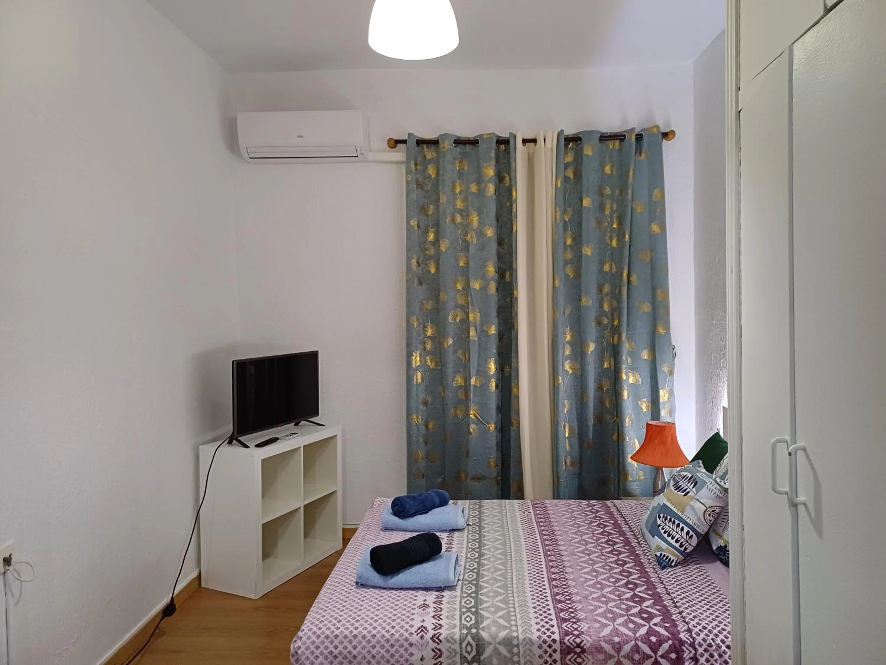 Bed in Estudio Grande Madrid Centro