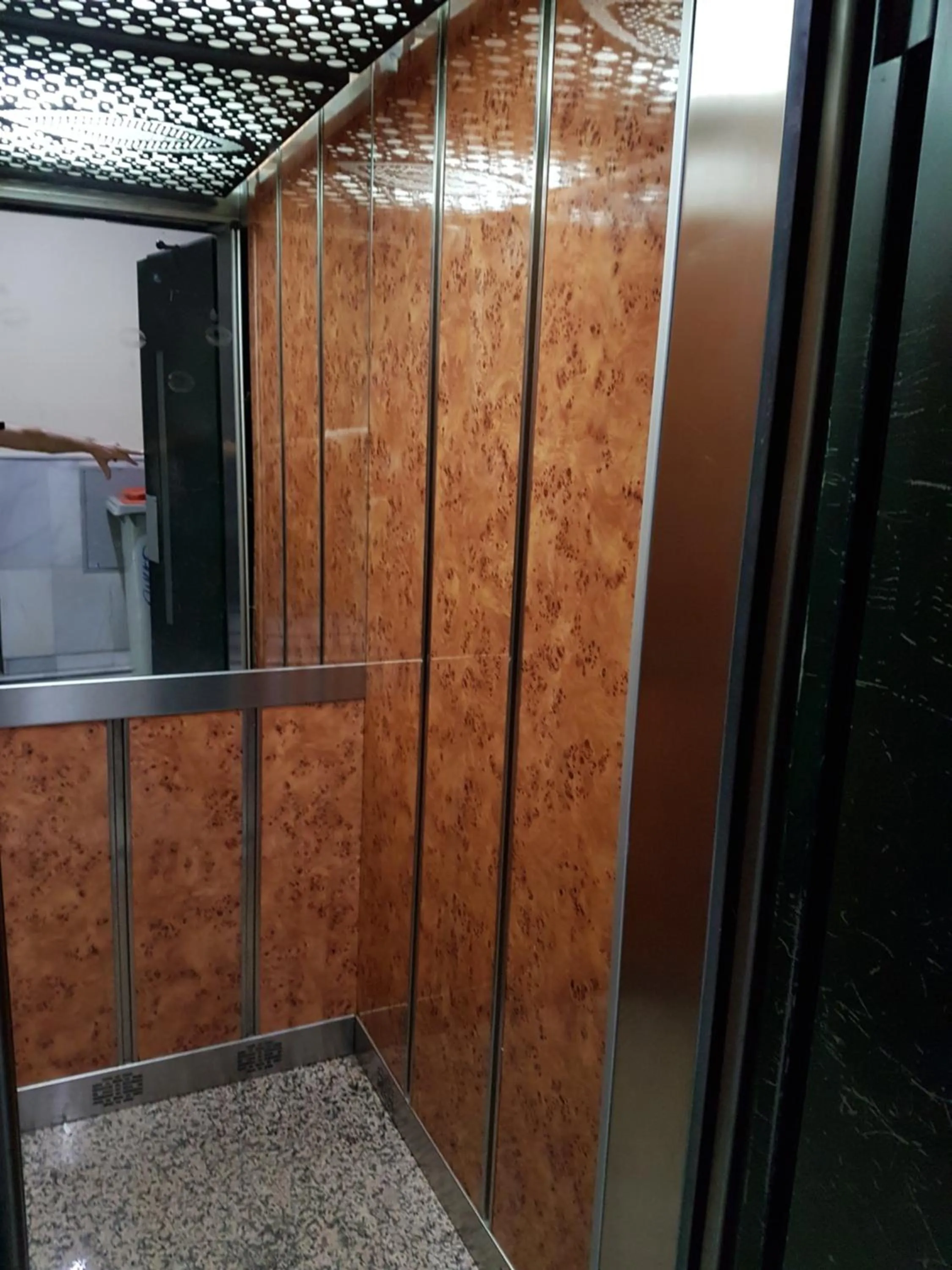 elevator in Estudio Grande Madrid Centro