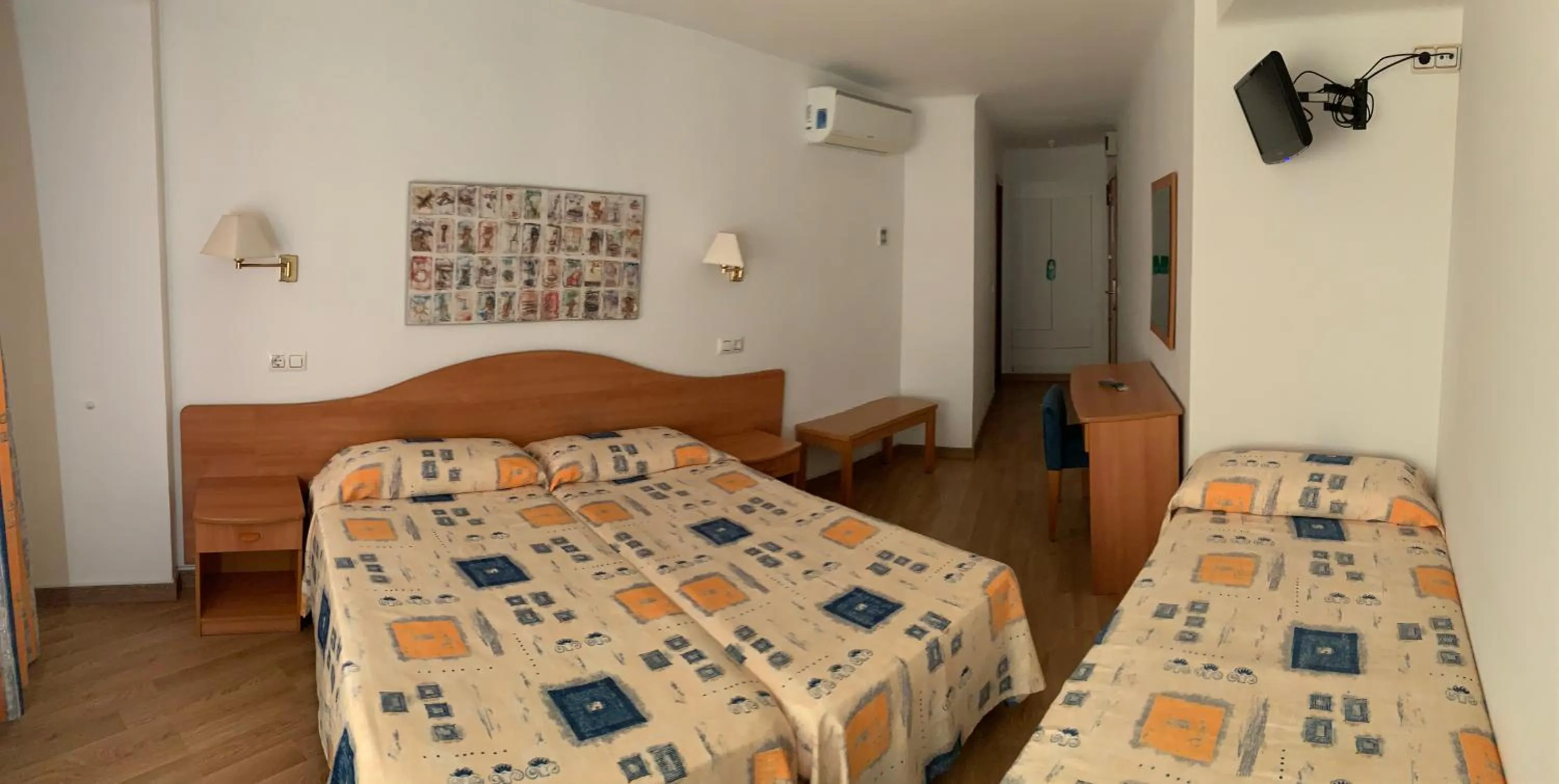 Photo of the whole room, Bed in Tarull