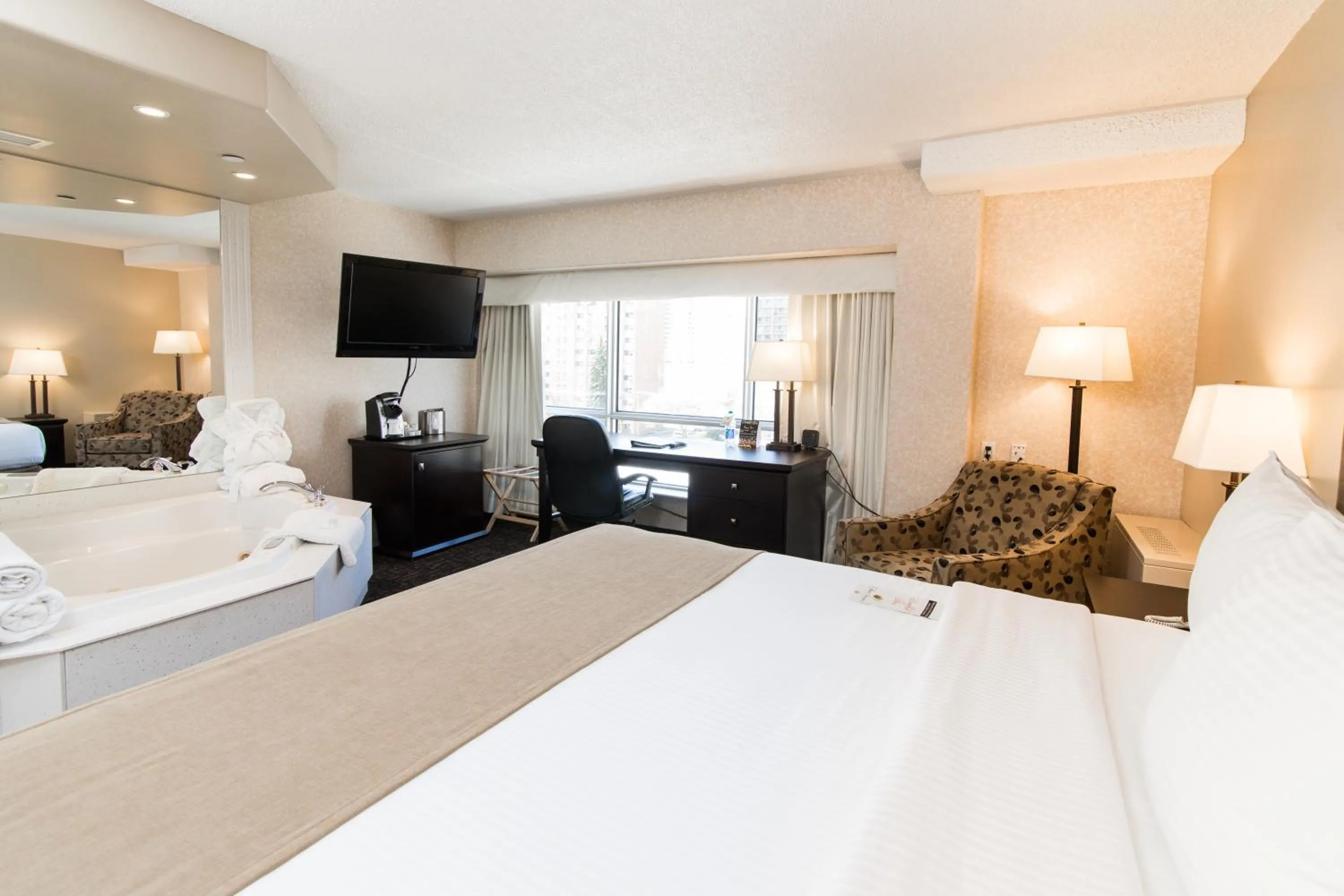 Hot Tub, Bed in Park Town Hotel