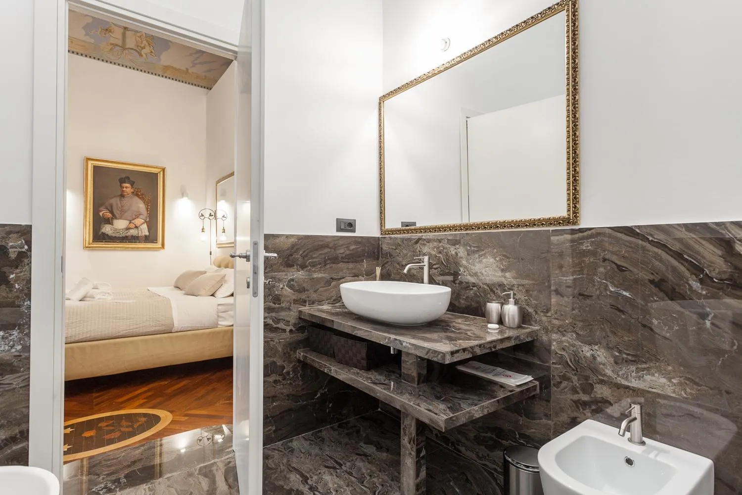 Bathroom in Palazzo Del Duca Piazza Navona Campo dei Fiori Piazza del Fico Guest House