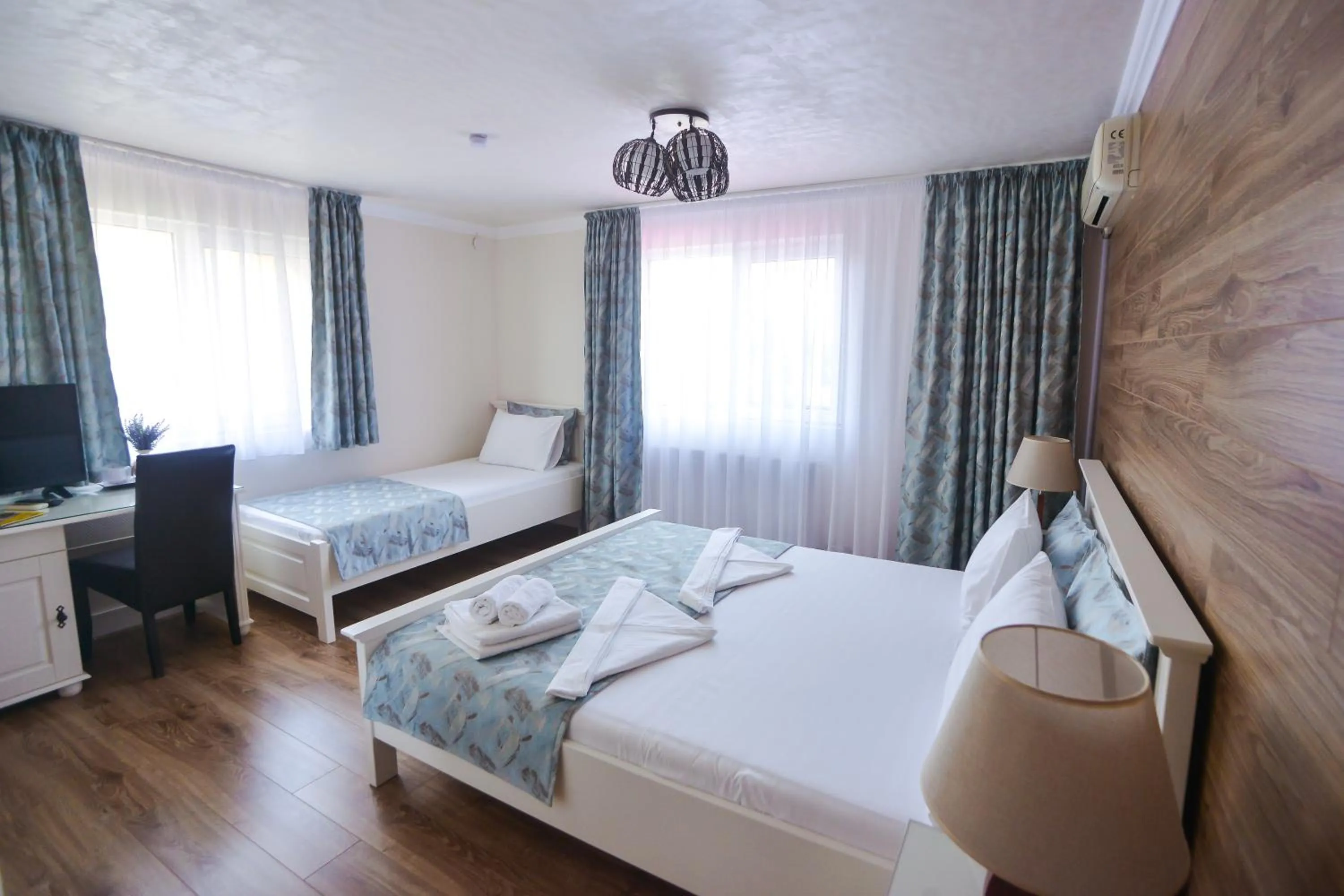 Property building, Bed in Pensiunea Ovidiu