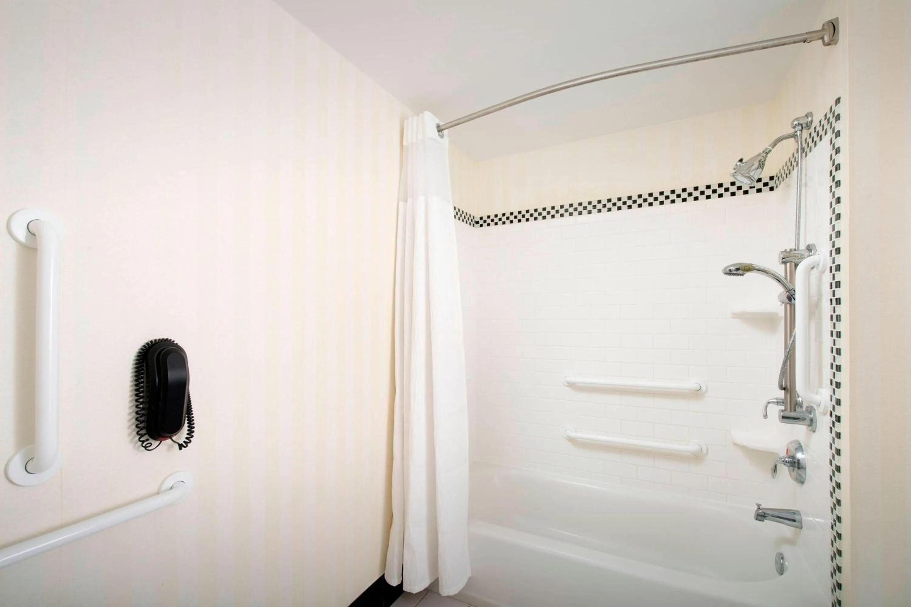 Bathroom in Fairfield Inn & Suites by Marriott Miami Airport South