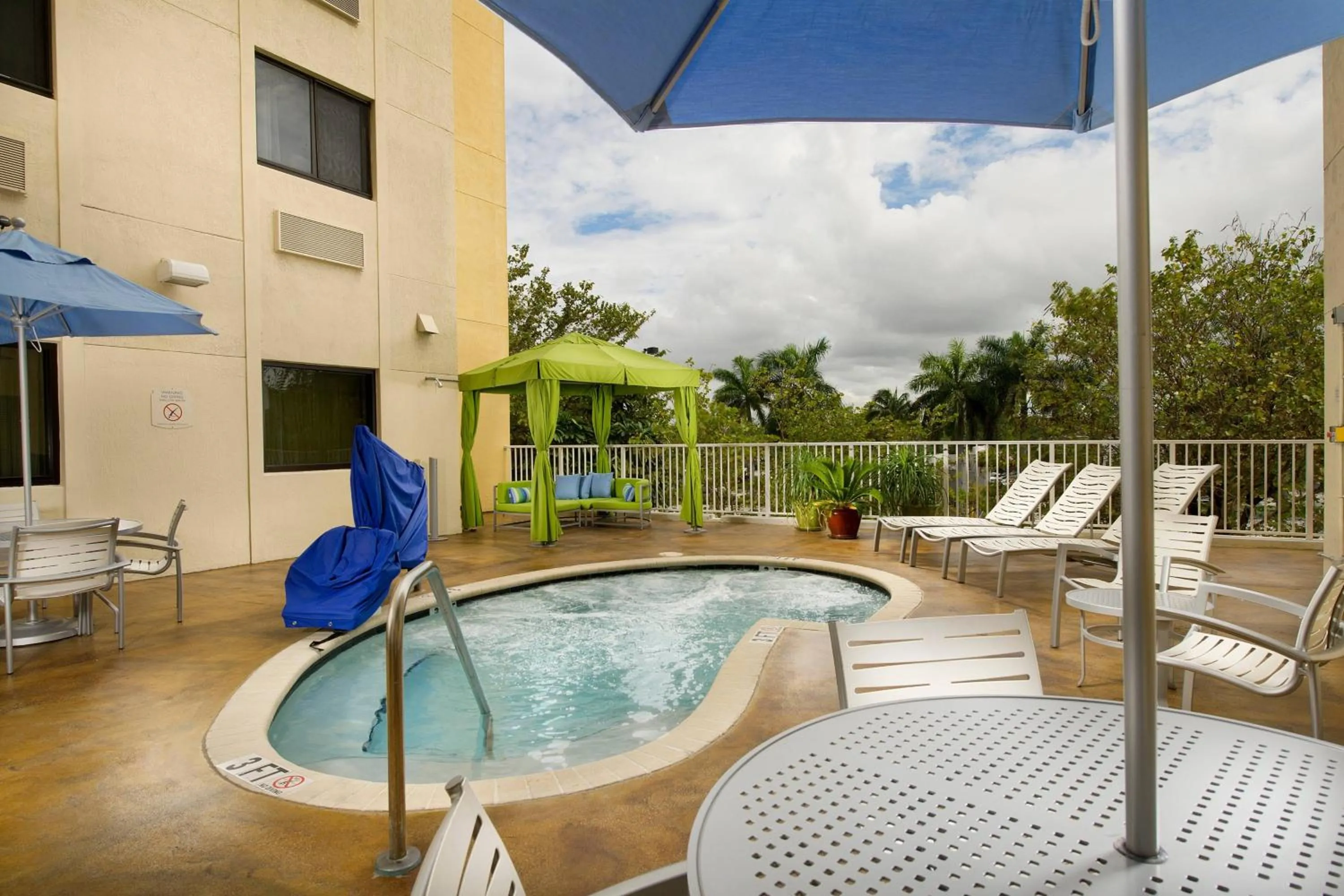 Swimming pool in Fairfield Inn & Suites by Marriott Miami Airport South