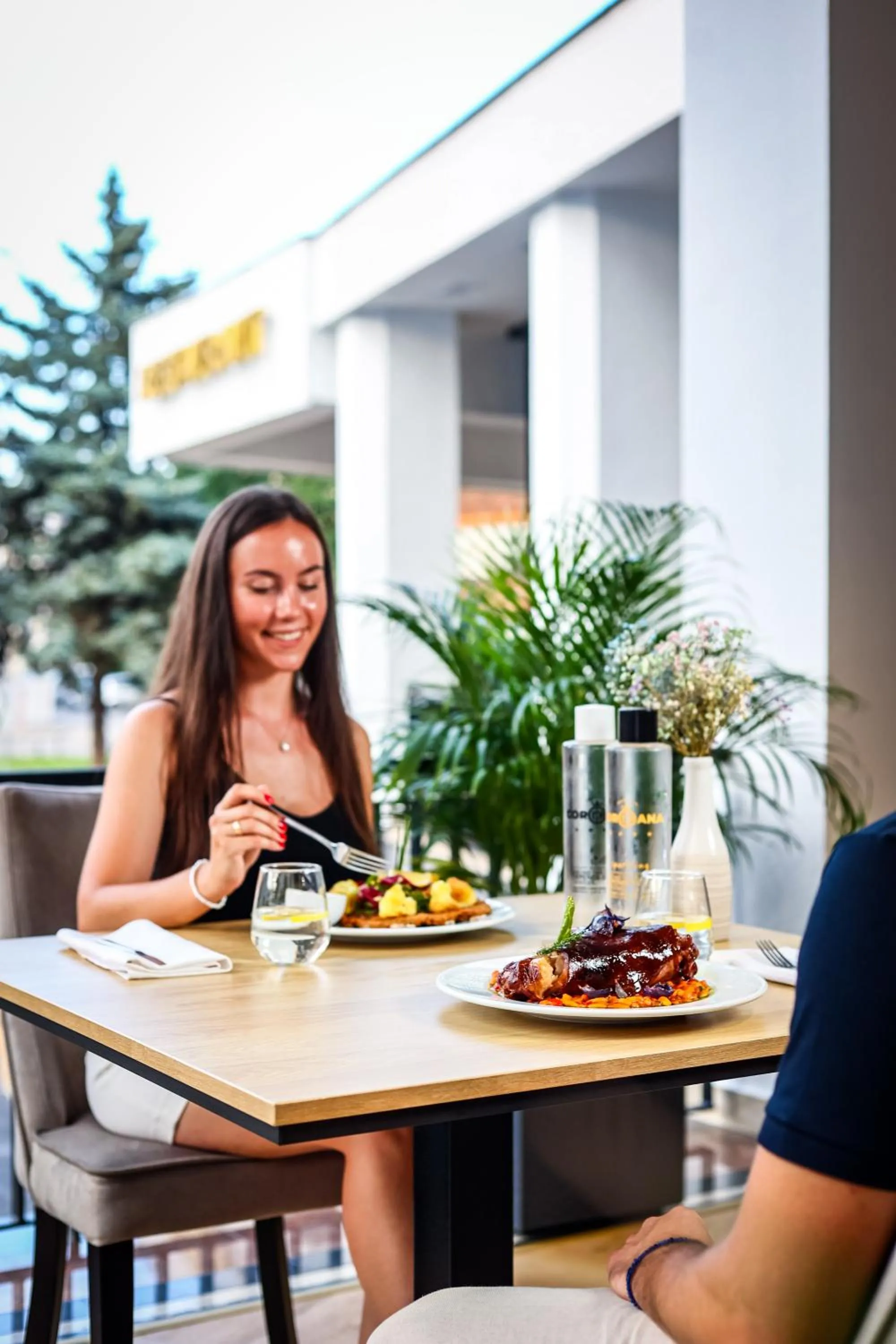 Restaurant/places to eat in Grand Hotel Coroana