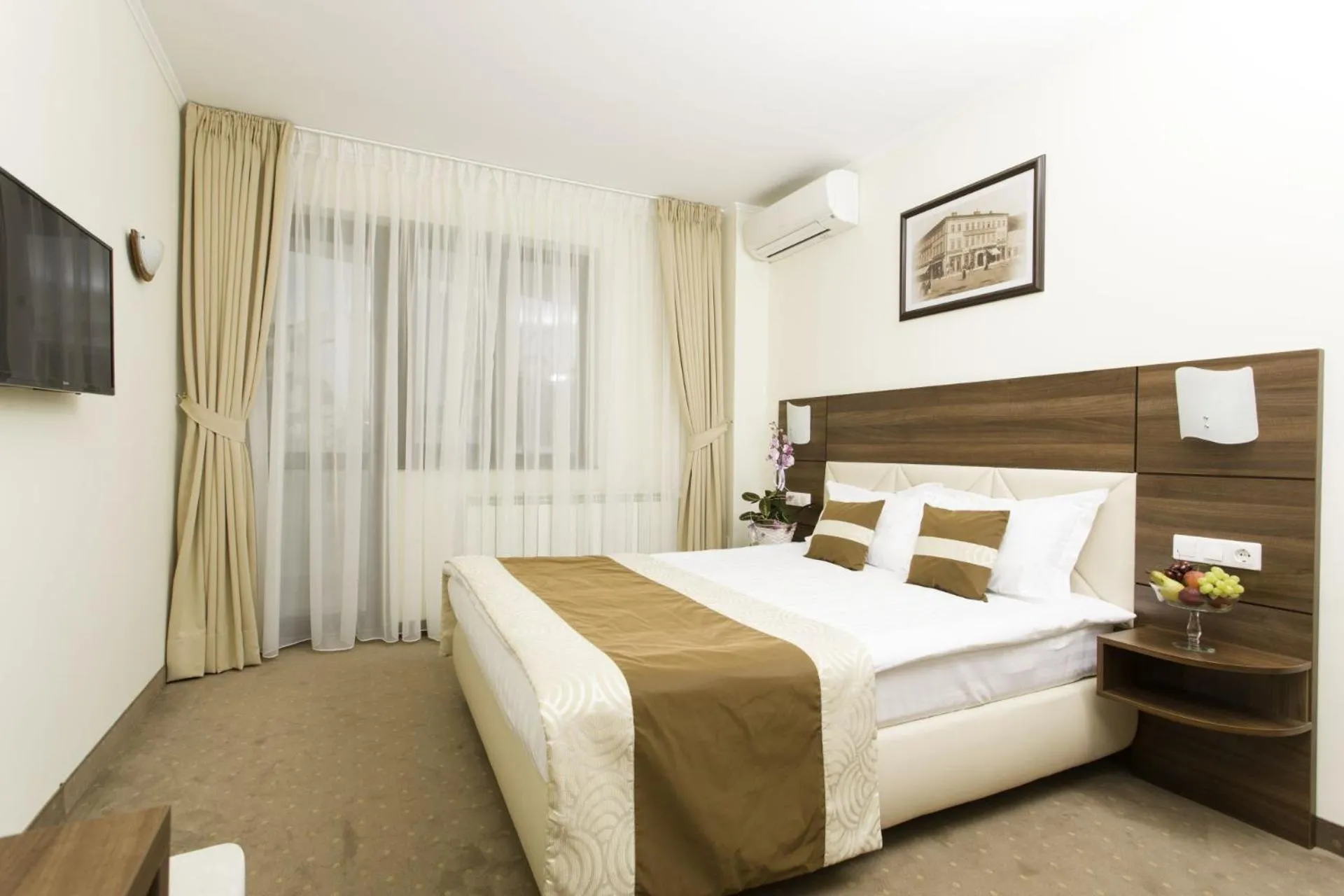 View (from property/room), Bed in Grand Hotel Coroana