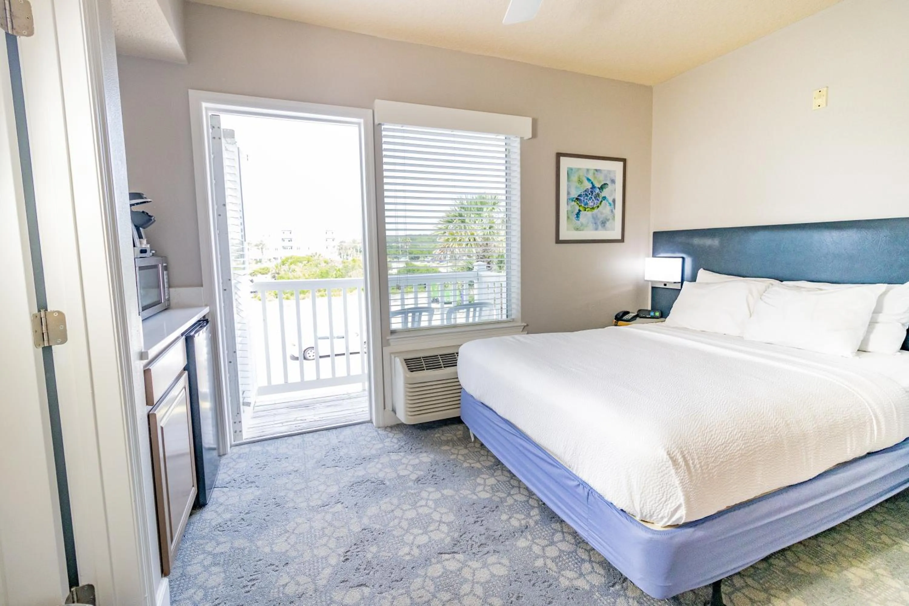 Bed in Seaside Amelia Inn - Amelia Island