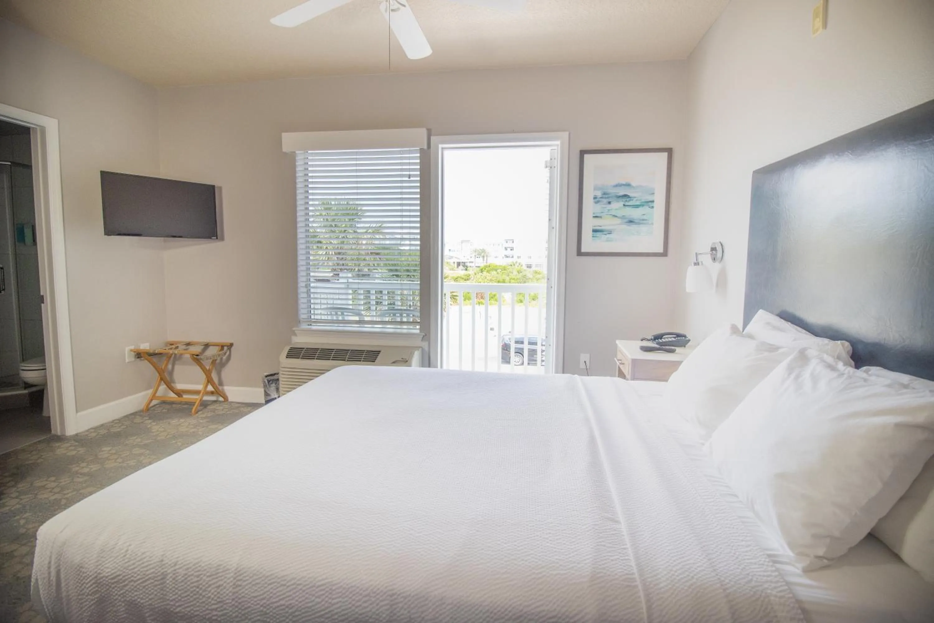 Bed in Seaside Amelia Inn - Amelia Island