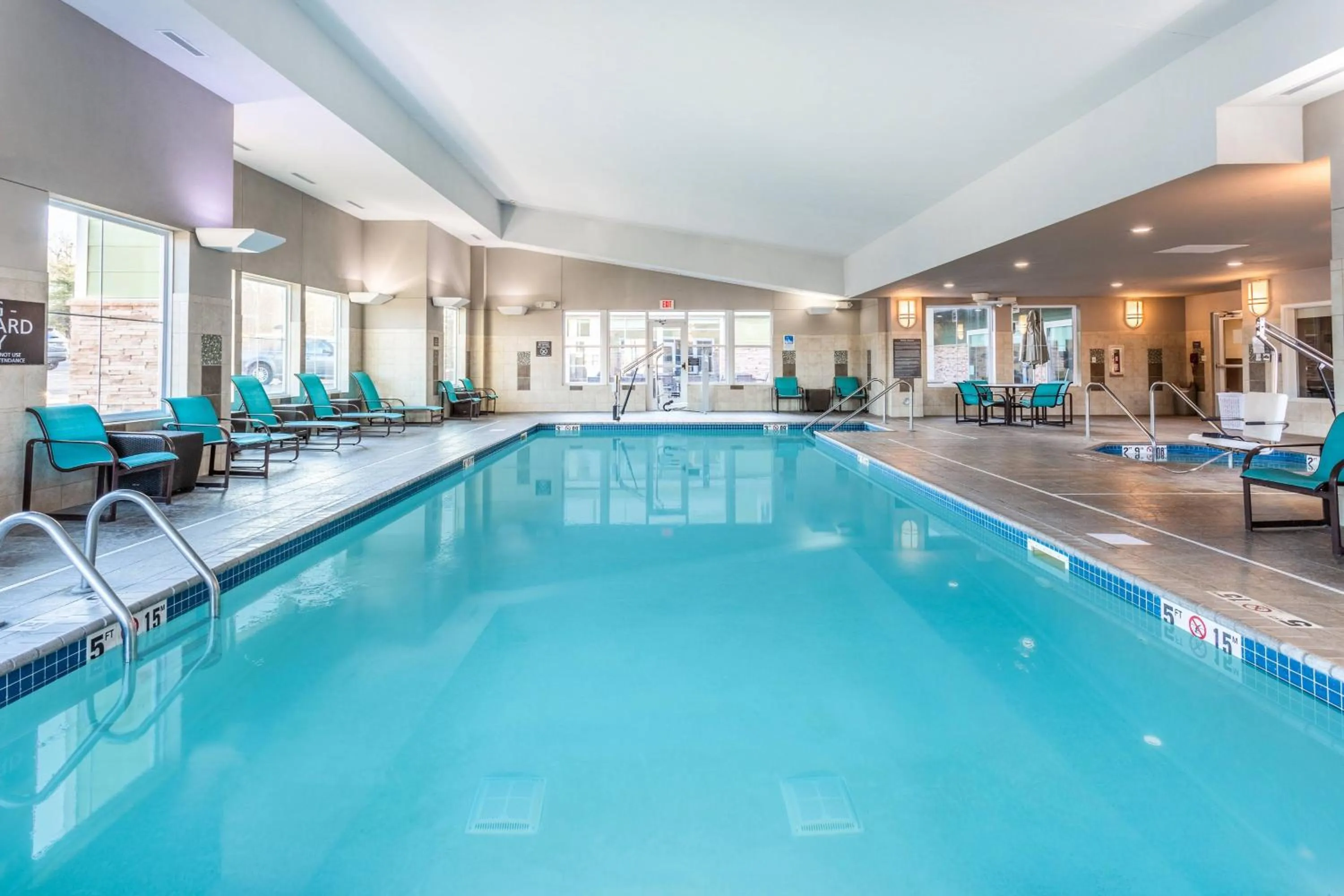 Swimming pool in Residence Inn Duluth
