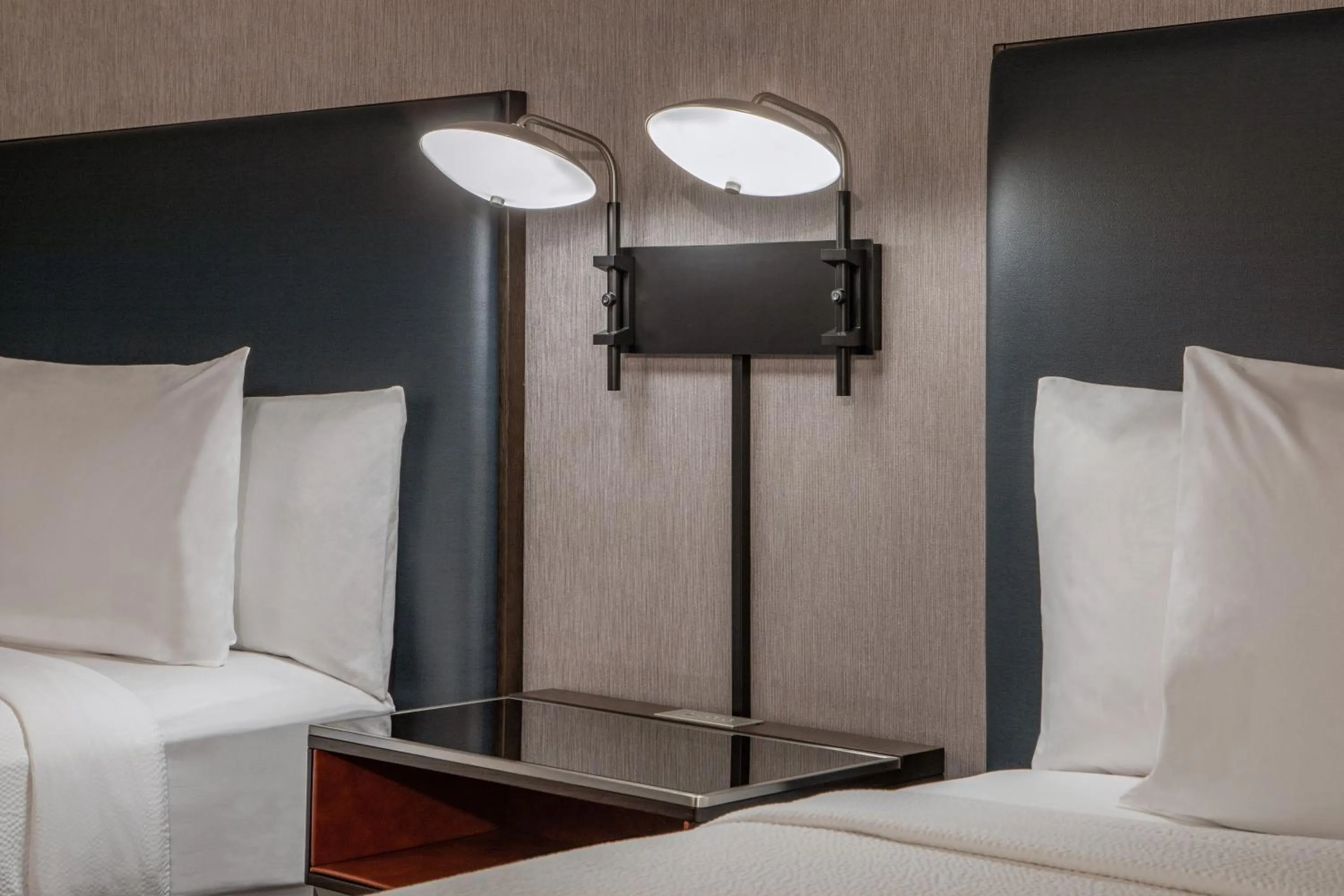 Photo of the whole room, Bed in Courtyard Boston Marlborough