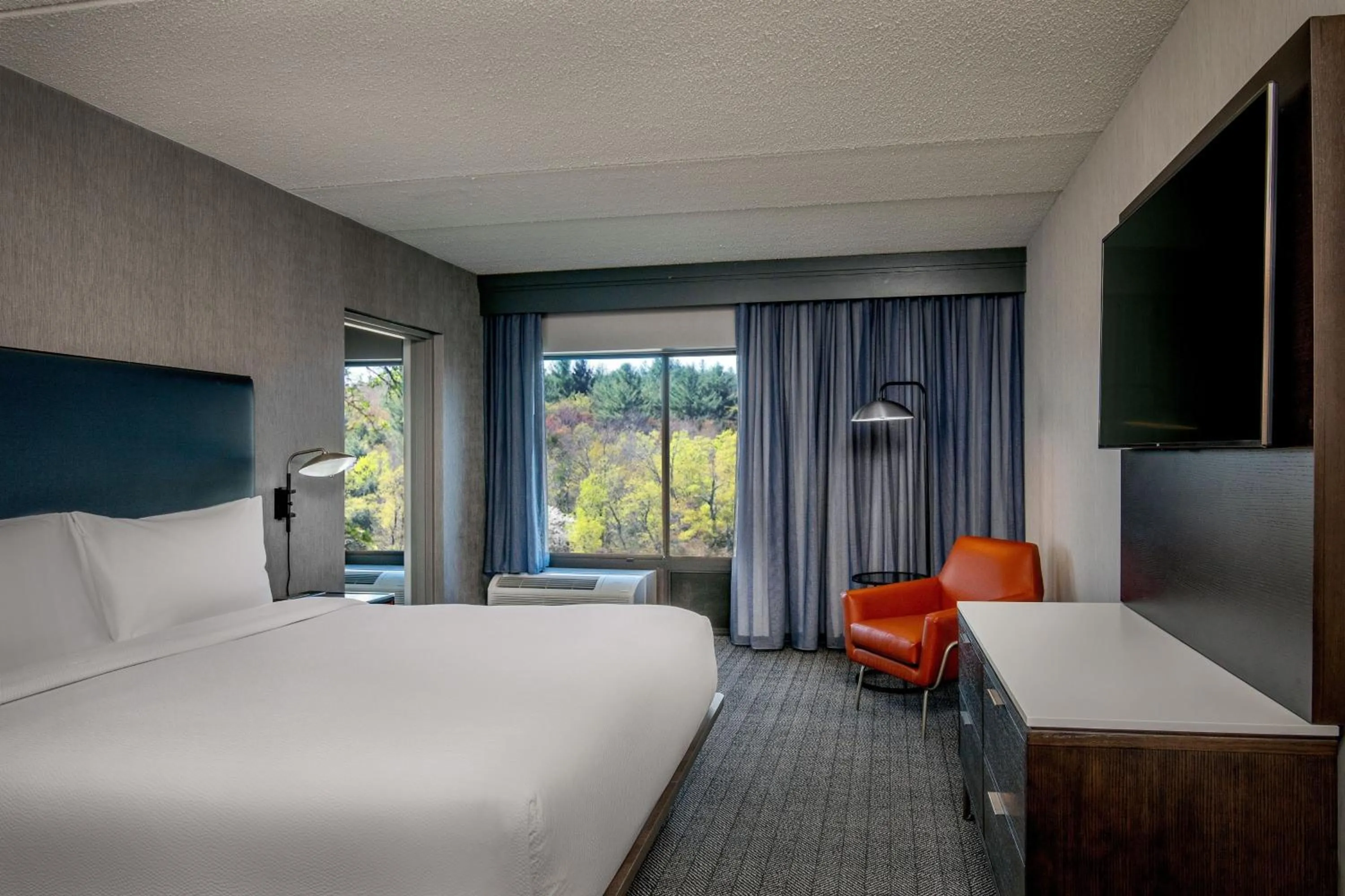 Photo of the whole room, Bed in Courtyard Boston Marlborough