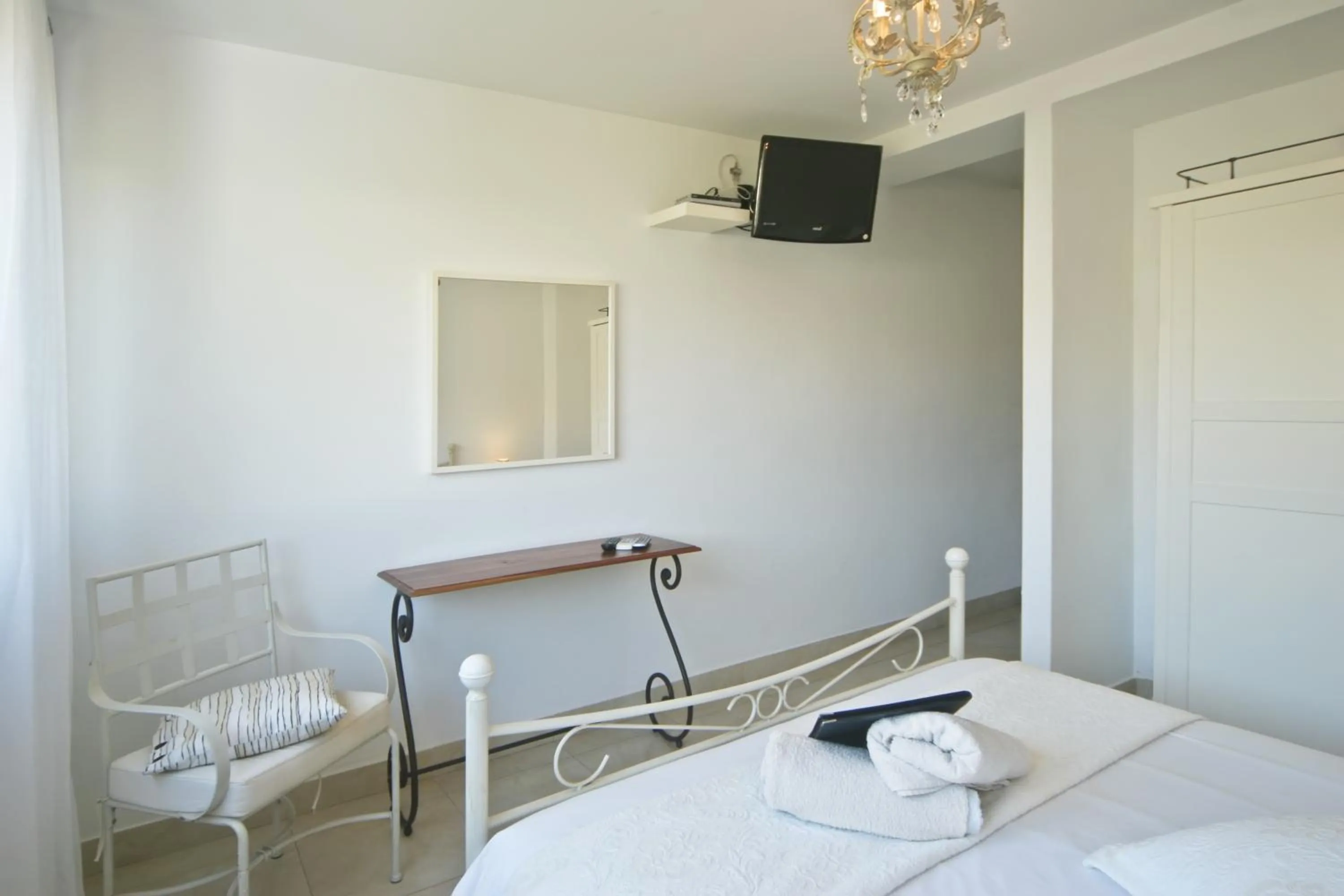 TV and multimedia, Bed in Hotel La Casa