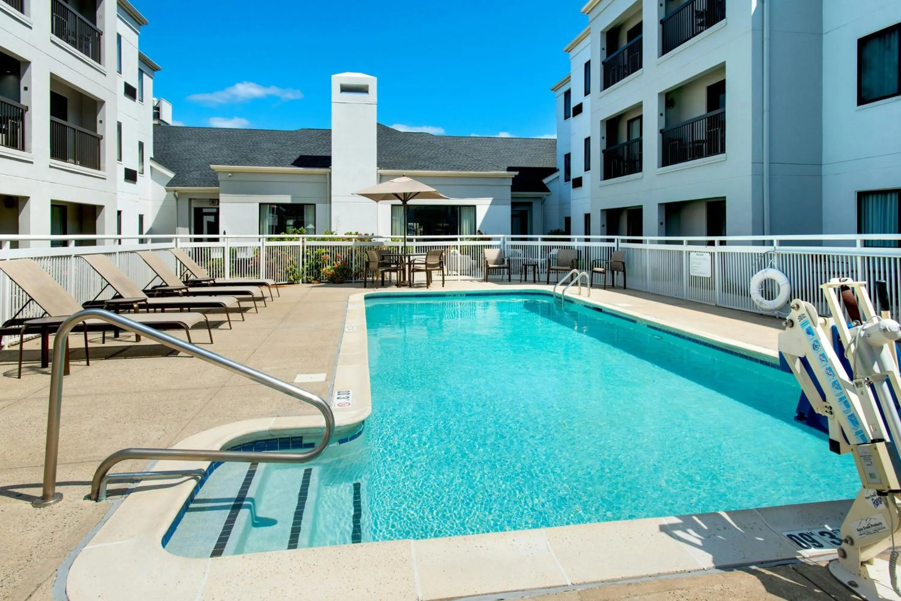 Swimming pool in Courtyard by Marriott New Haven Orange