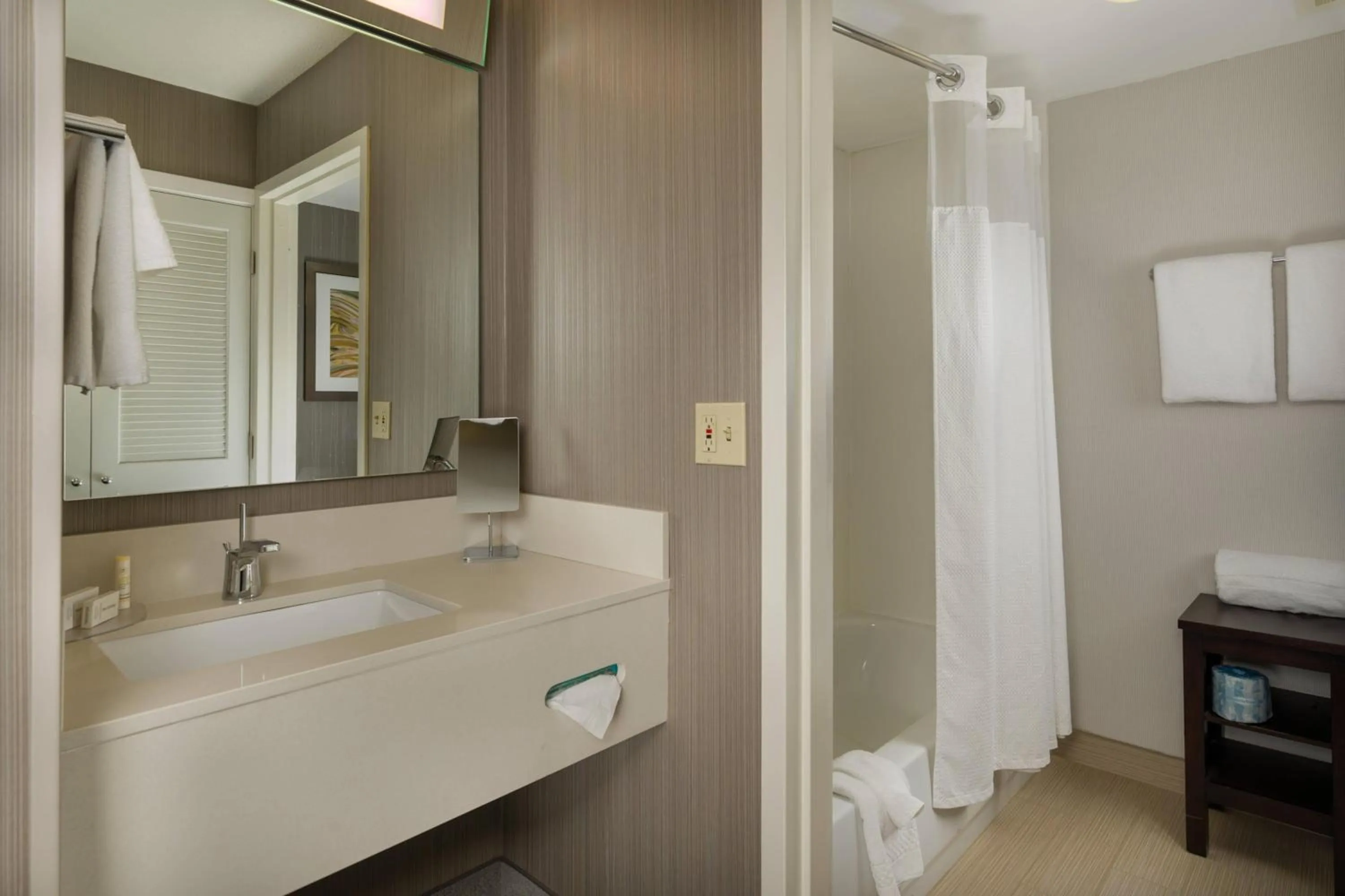 Bathroom in Courtyard by Marriott New Haven Orange