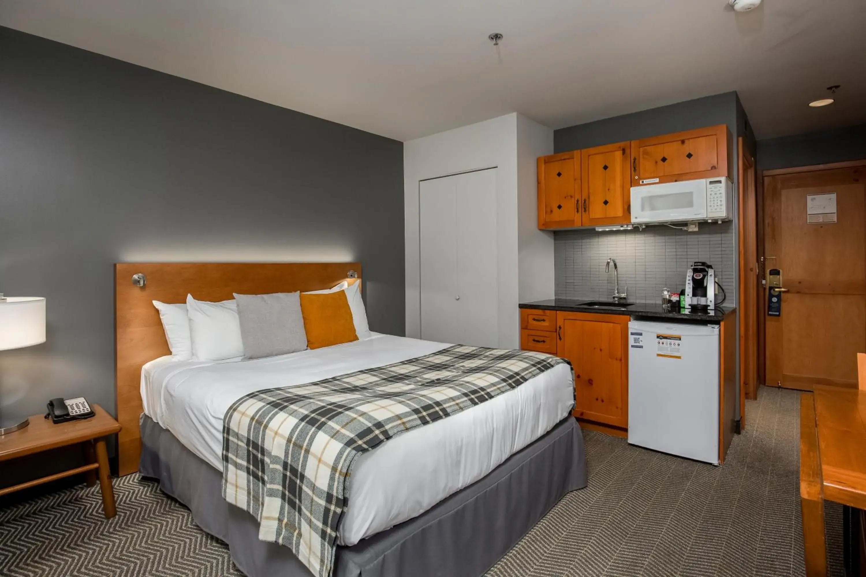 Kitchen or kitchenette, Bed in Lodge de la Montagne Kitchen or kitchenette, Bed in Lodge de la Montagne