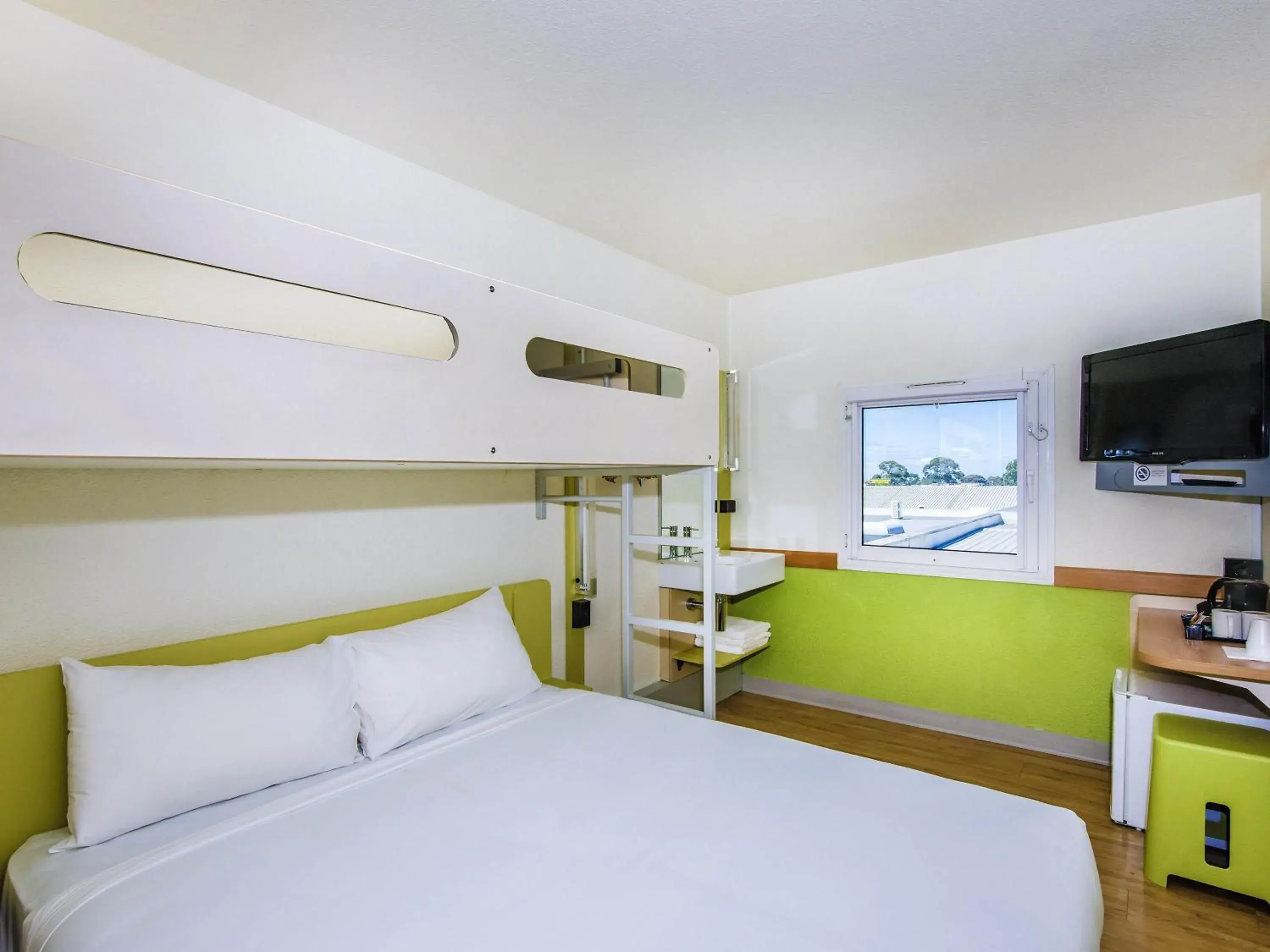 Queen Room with Bunk Bed in ibis Budget - Fawkner Queen Room with Bunk Bed in ibis Budget - Fawkner