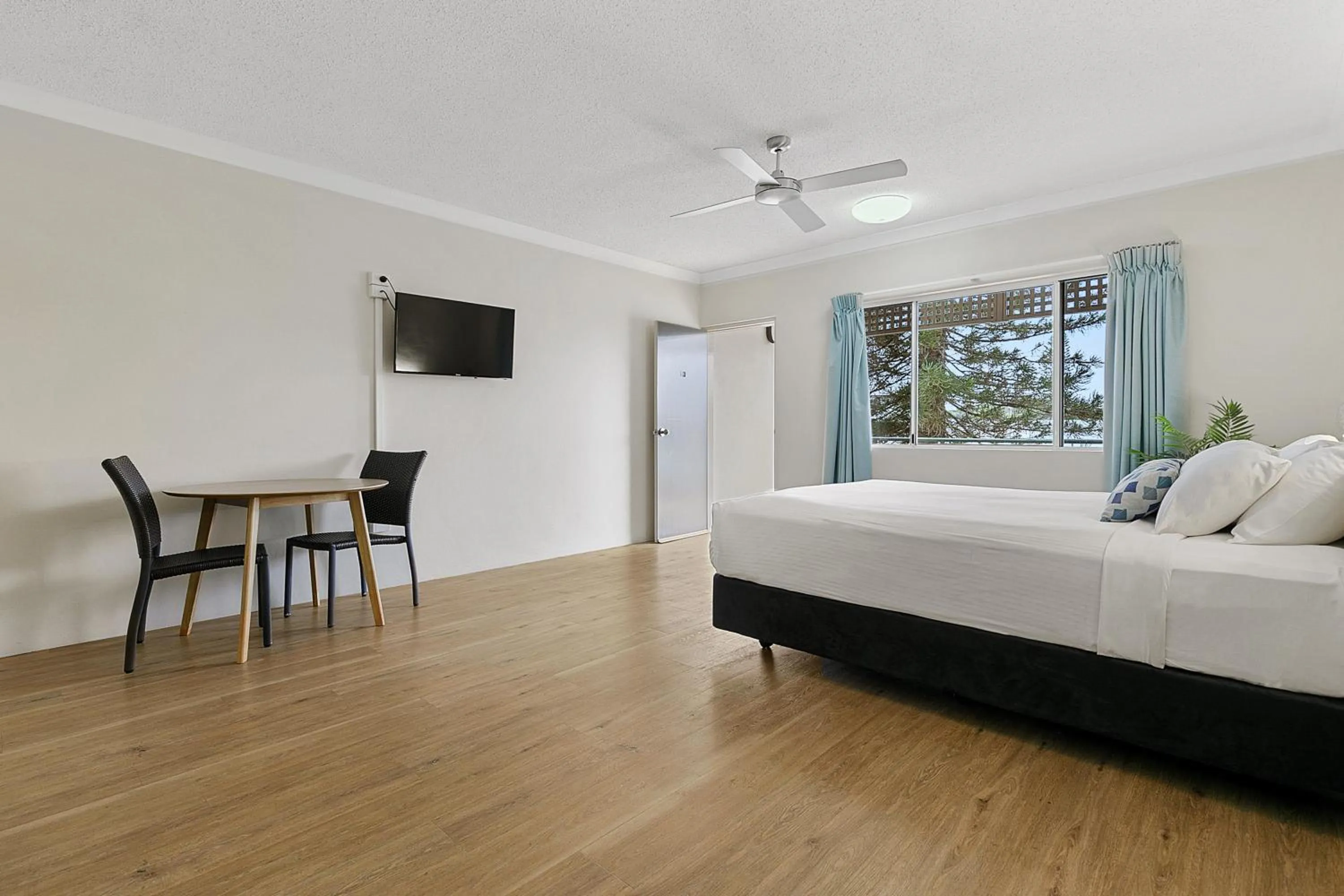 Dining area, Bed in K'gari Beach Resort