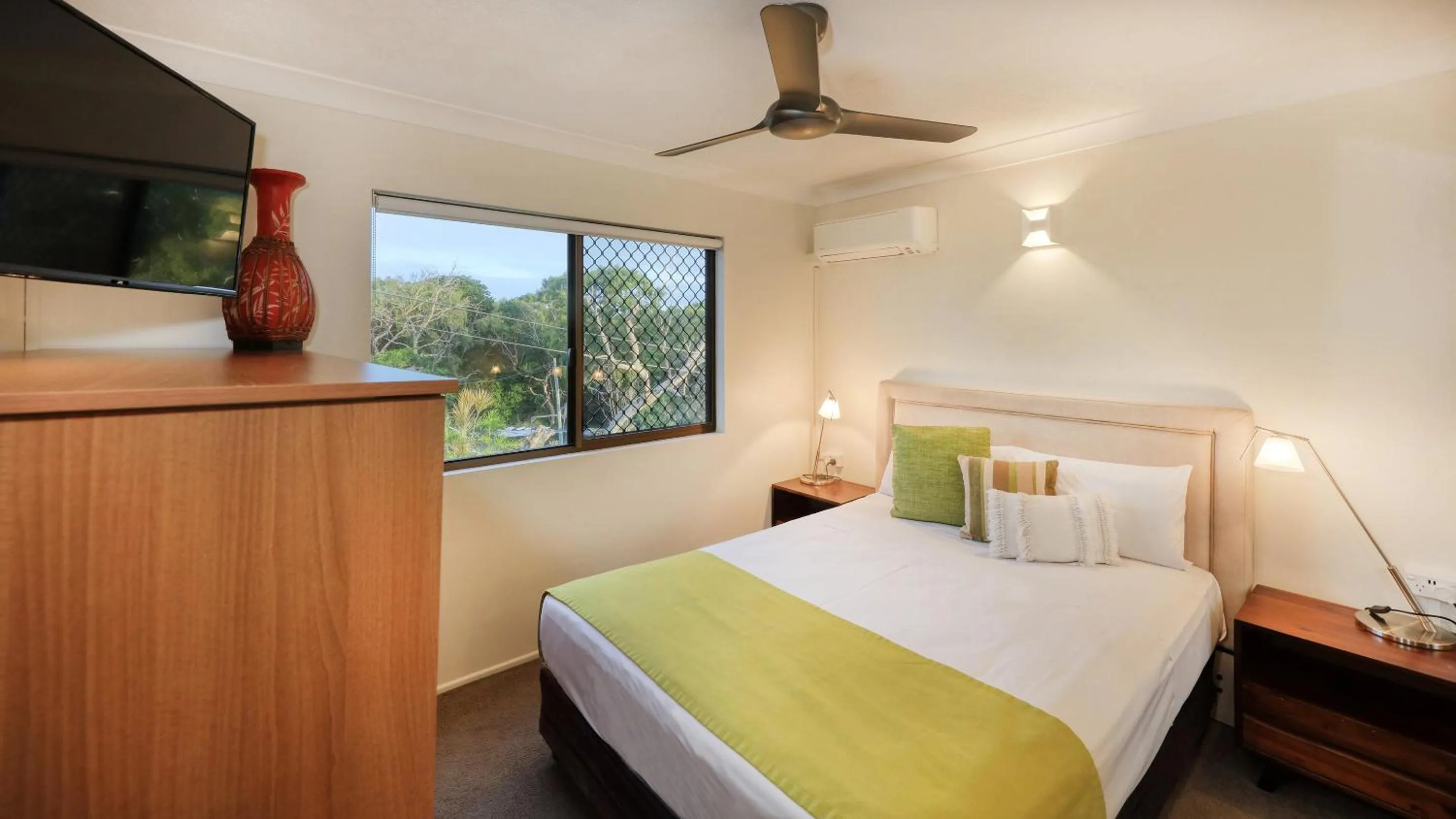 TV and multimedia, Bed in L'Amor Holiday Apartments