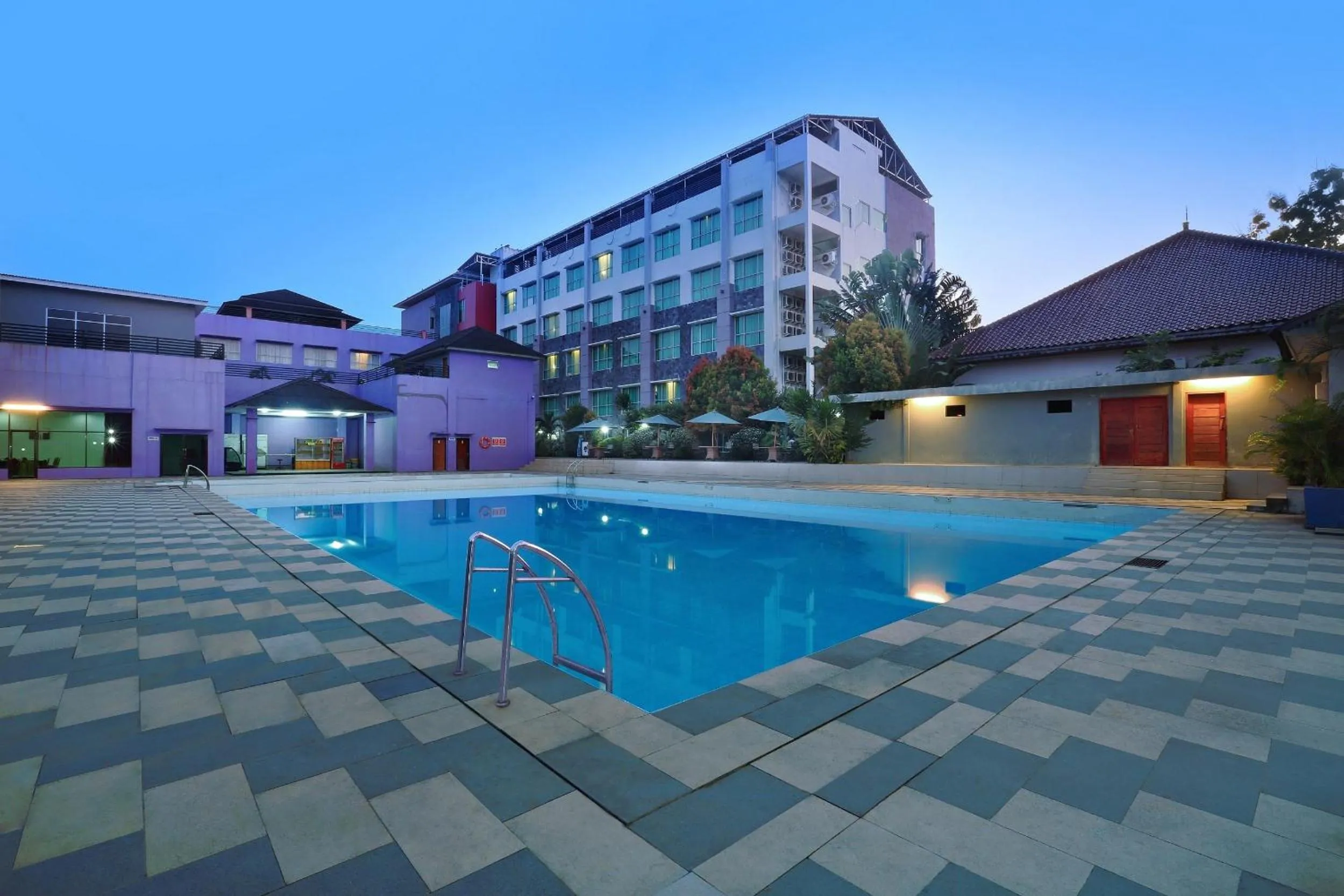 Swimming pool in Aston Tanjung City Hotel