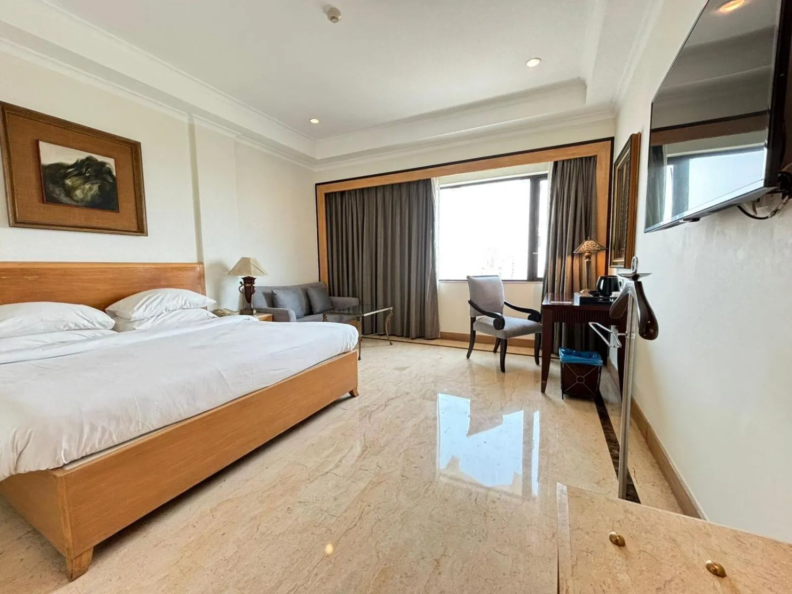 Bed in The Hans, New Delhi