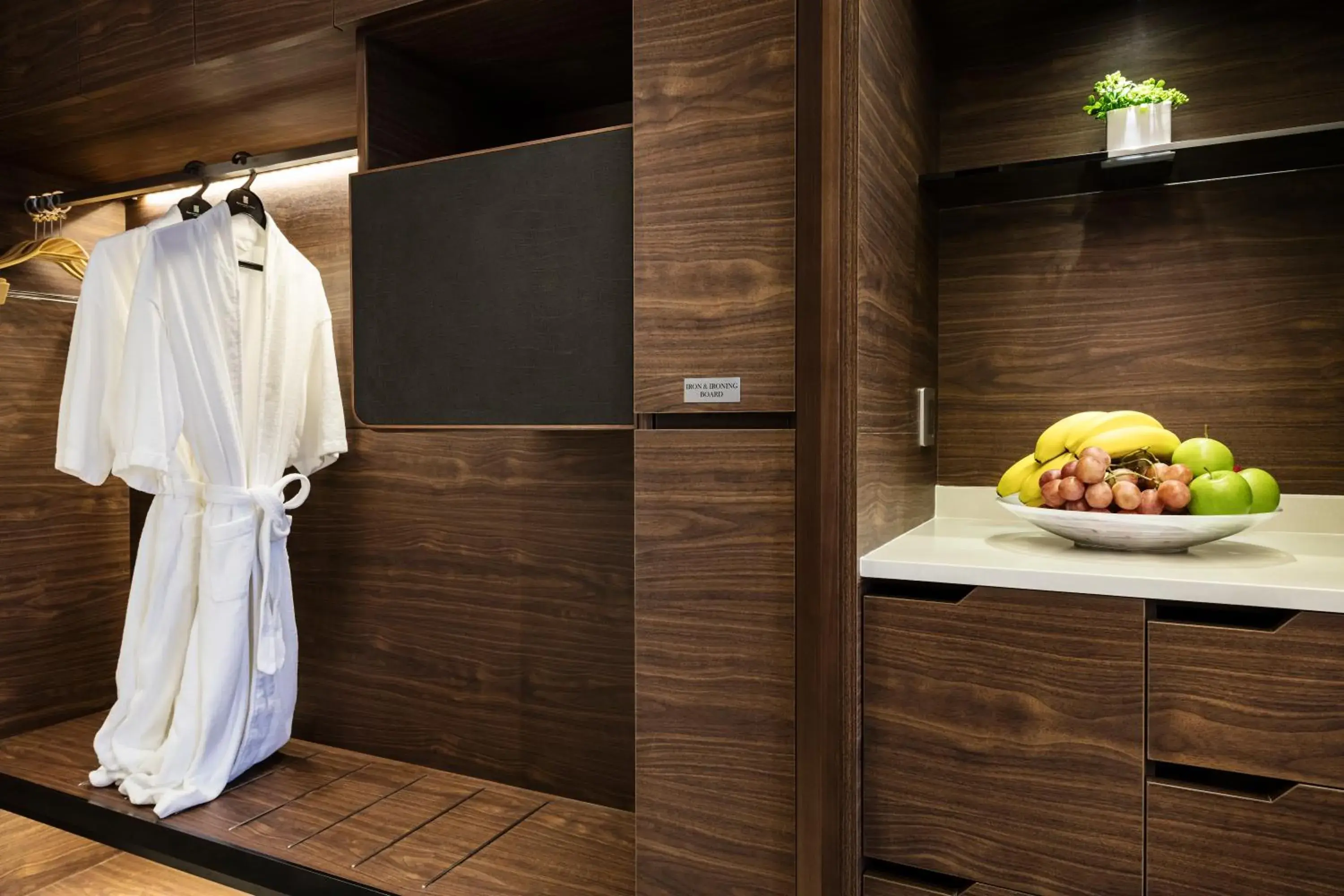 Signature Plus King Room in Gloucester Luk Kwok Hong Kong Signature Plus King Room in Gloucester Luk Kwok Hong Kong