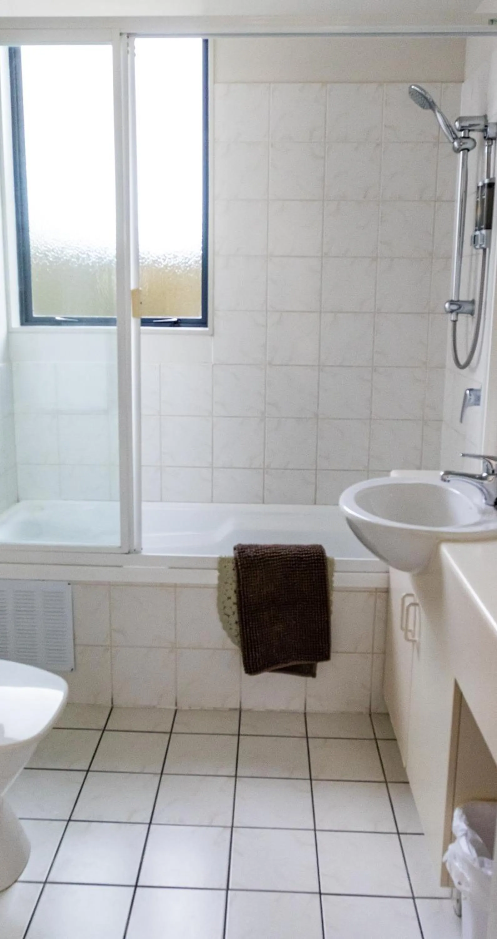 Bath in ASURE Phoenix Motor Inn