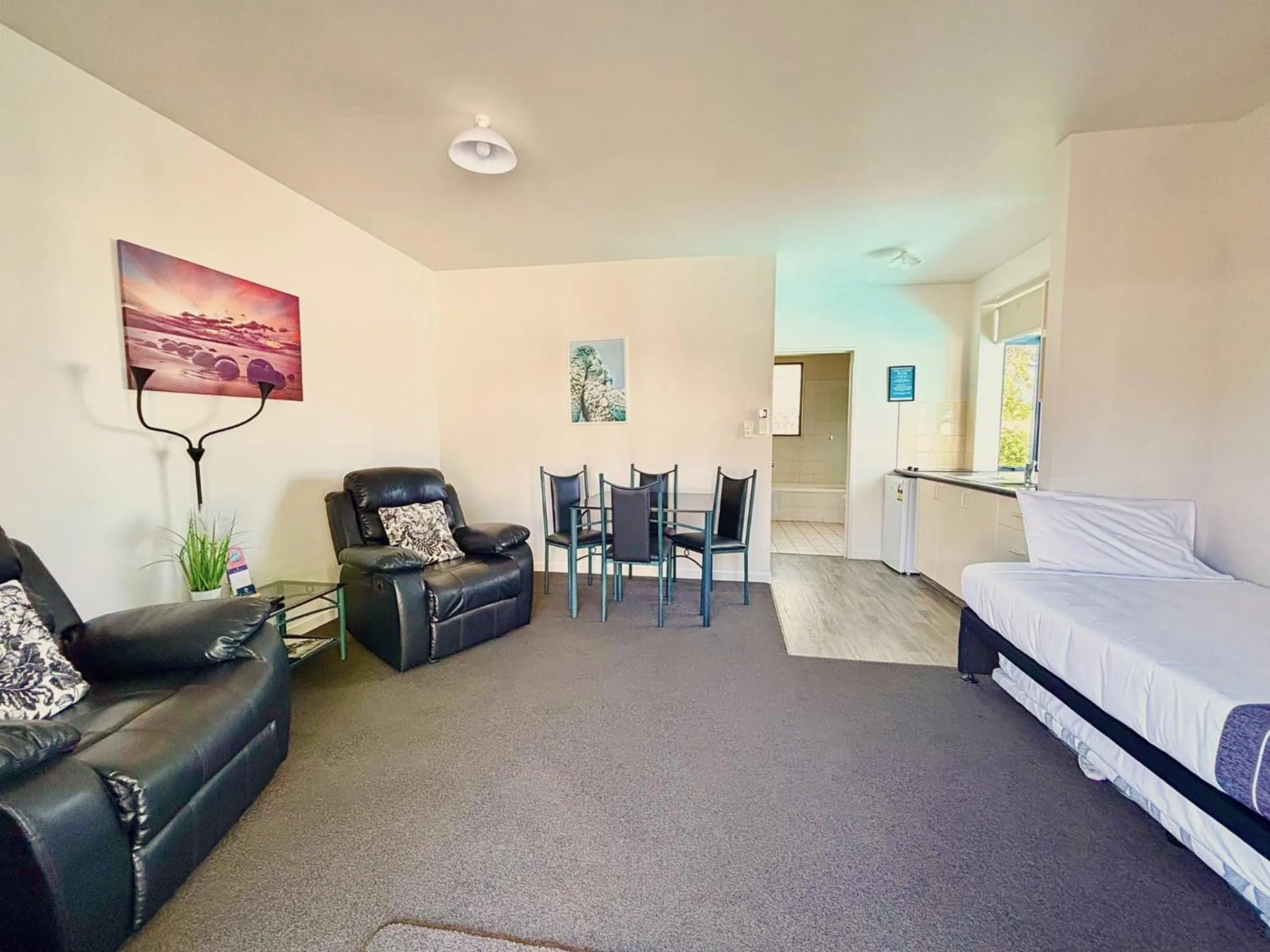 Living room, Bed in ASURE Phoenix Motor Inn