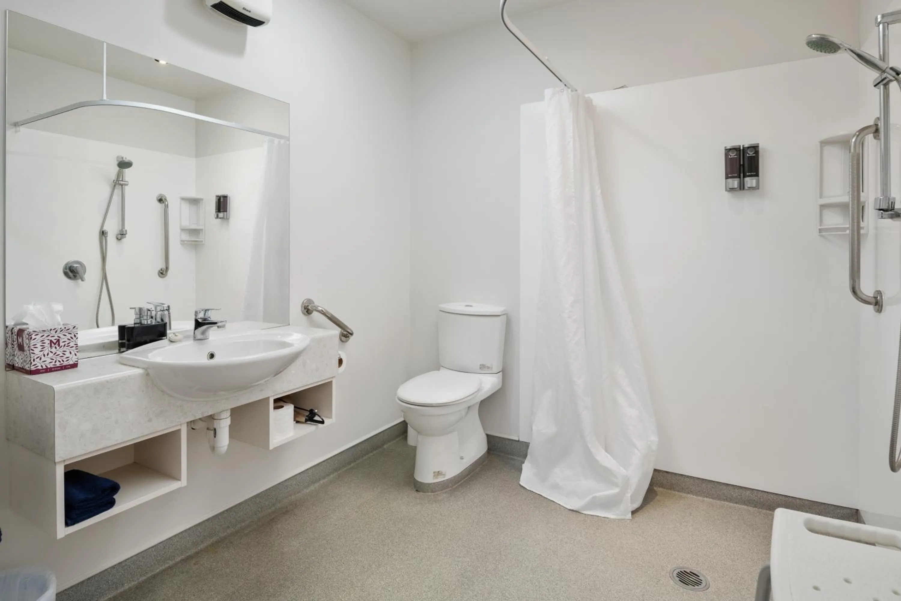 Shower in ASURE Phoenix Motor Inn