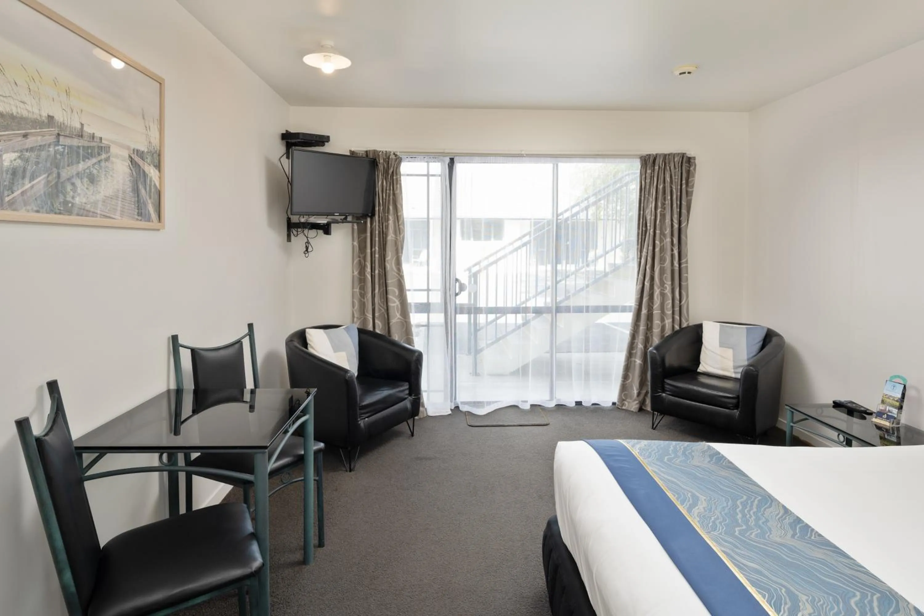 Dining area, Bed in ASURE Phoenix Motor Inn