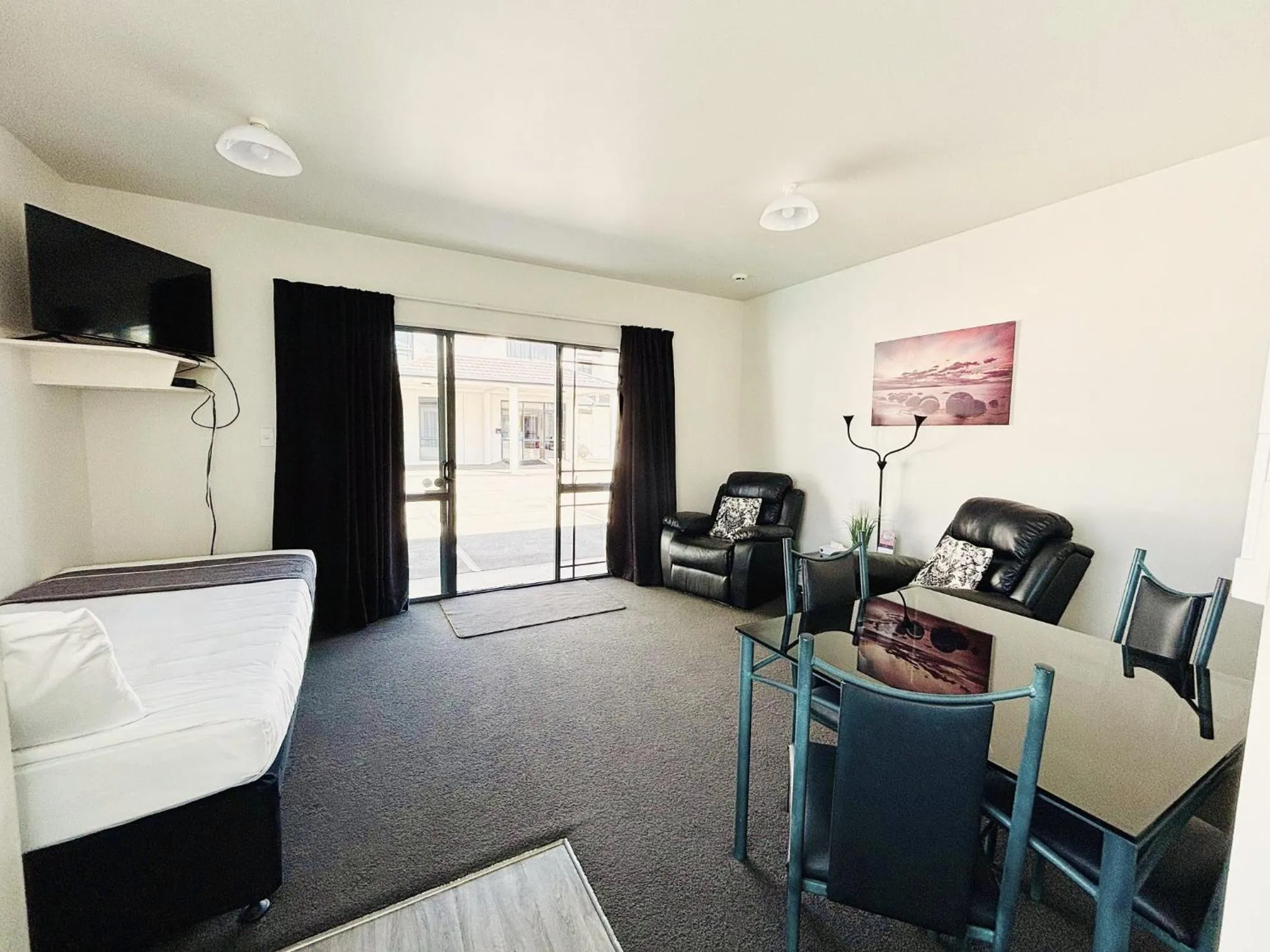 Living room in ASURE Phoenix Motor Inn