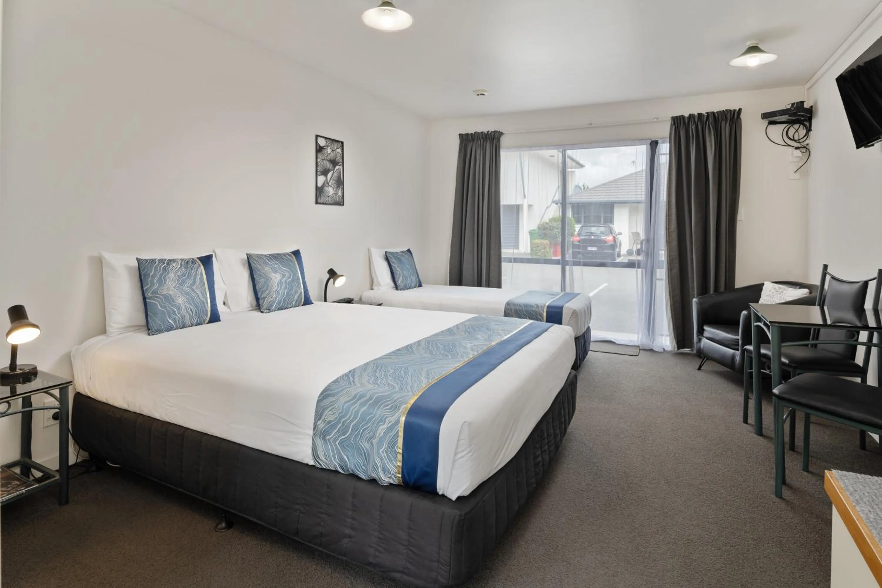 Dining area, Bed in ASURE Phoenix Motor Inn