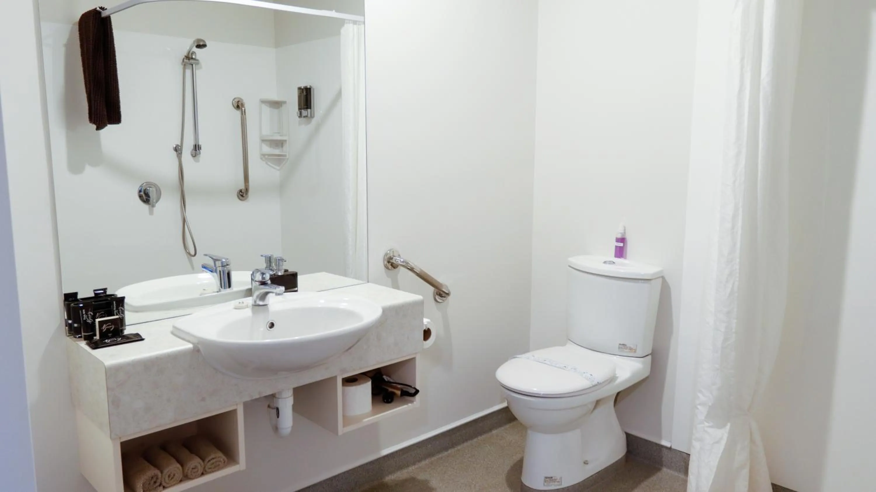 Bathroom in ASURE Phoenix Motor Inn