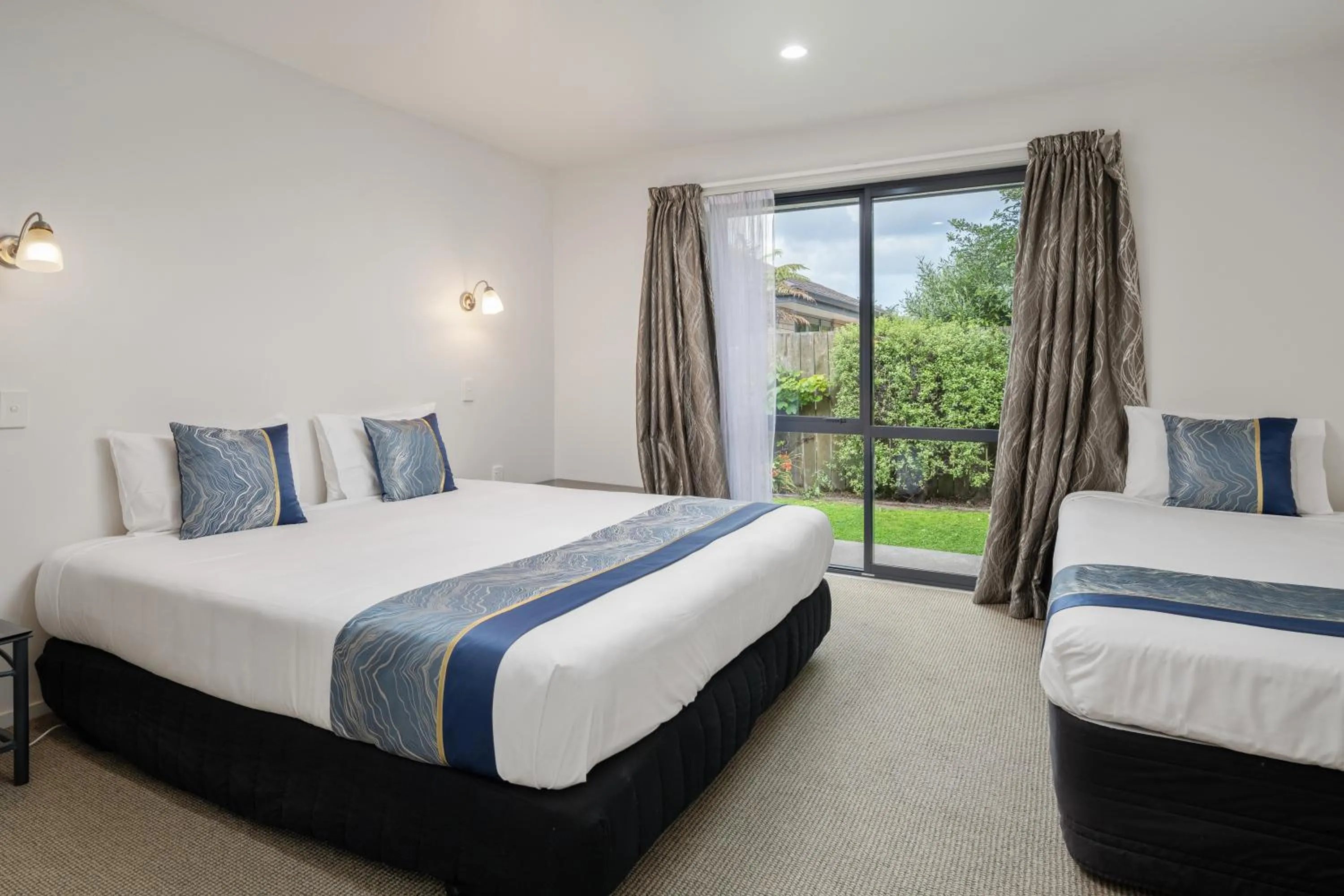 Bedroom, Bed in ASURE Phoenix Motor Inn