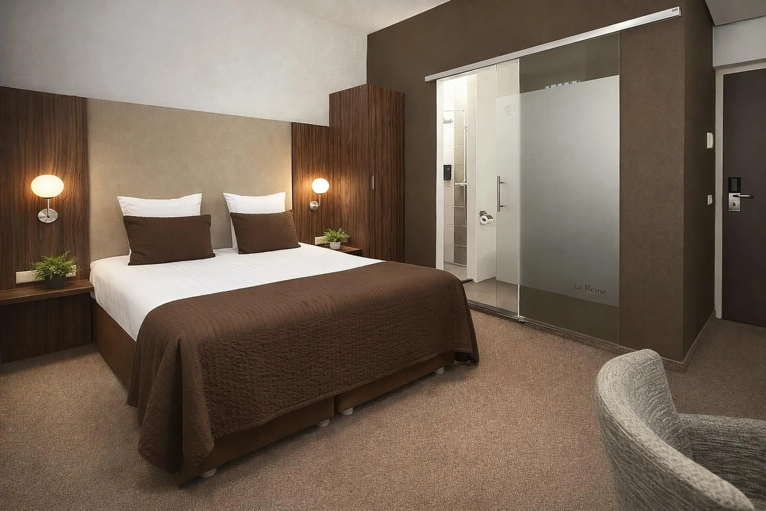 Bedroom, Bed in Hotel La Reine Bedroom, Bed in Hotel La Reine