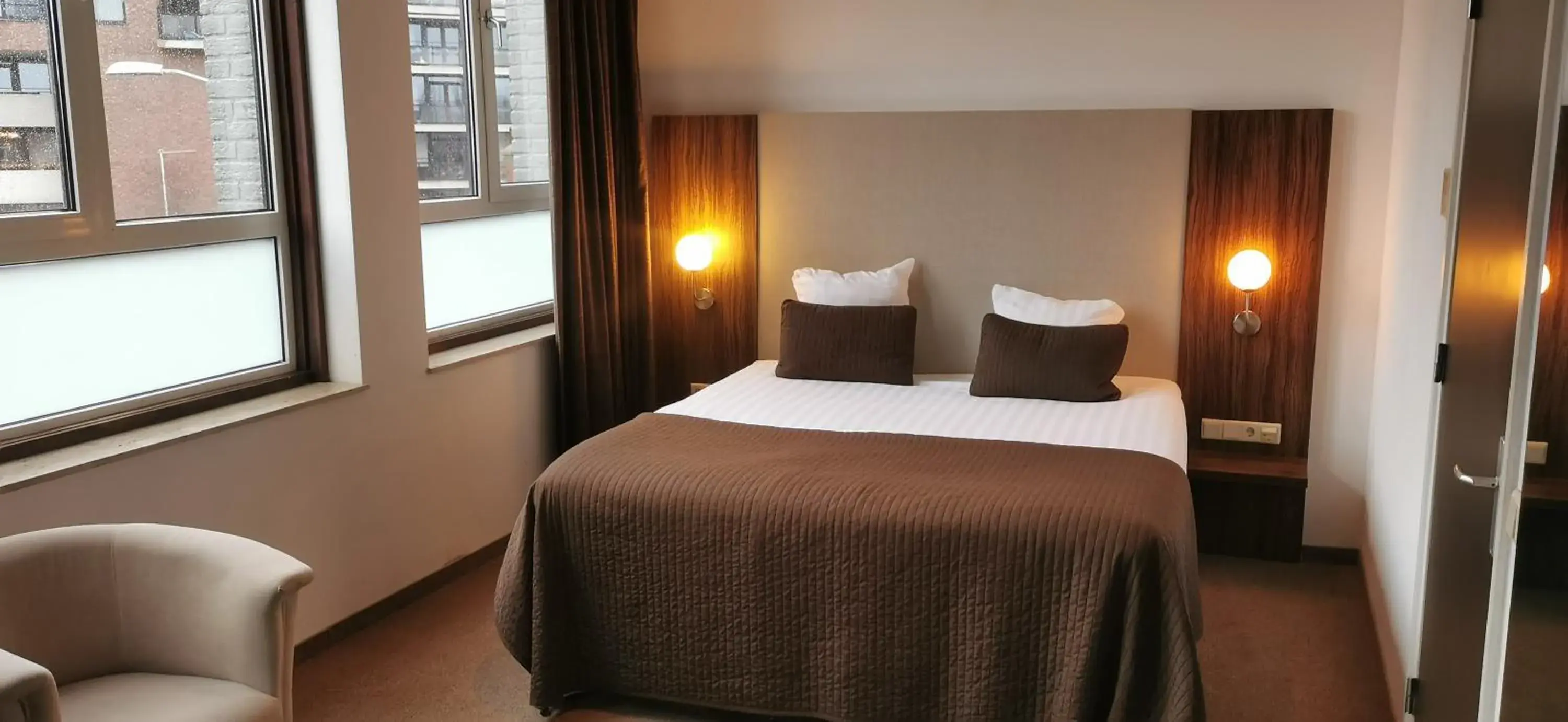 Bedroom, Bed in Hotel La Reine Bedroom, Bed in Hotel La Reine