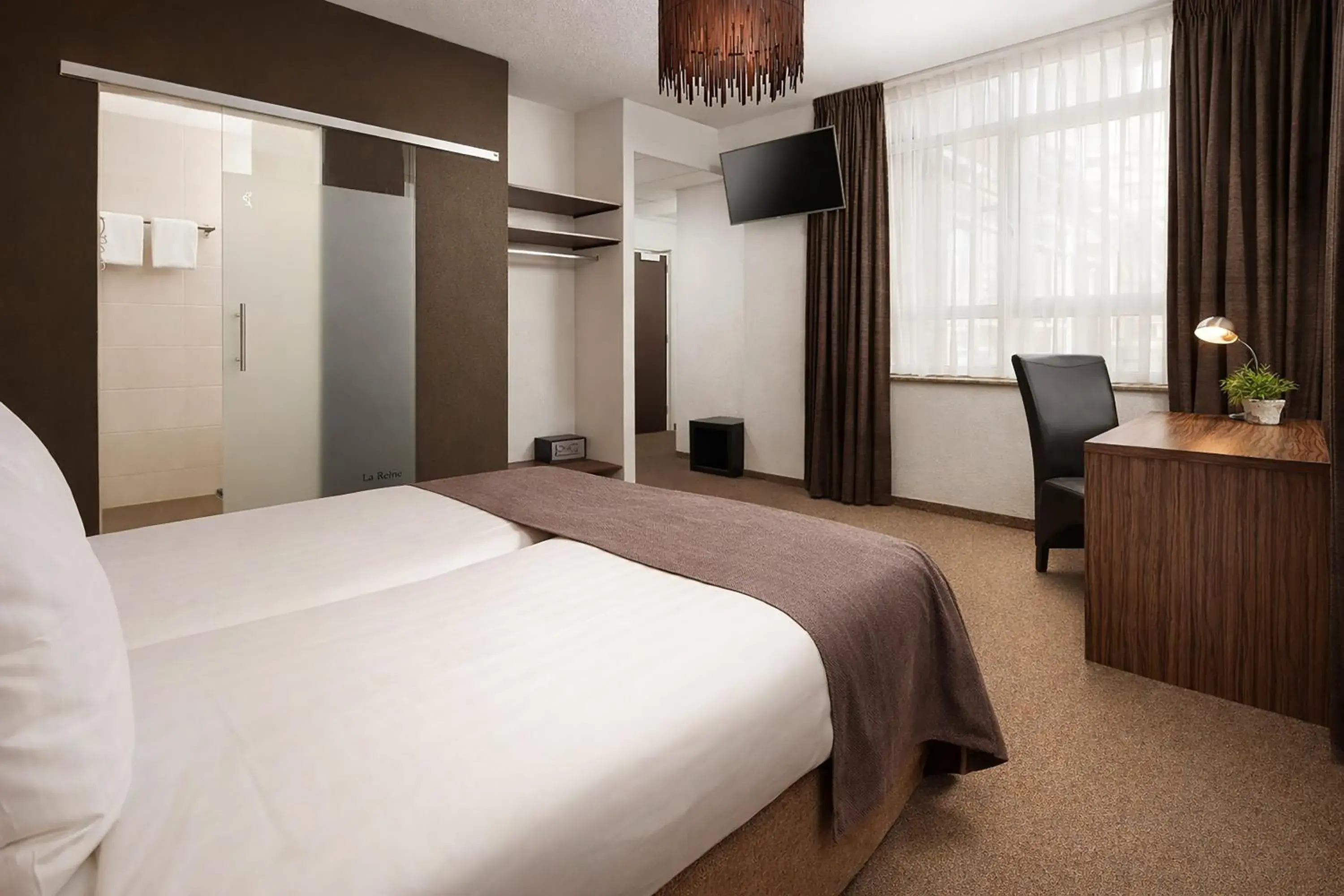 Bedroom, Bed in Hotel La Reine Bedroom, Bed in Hotel La Reine