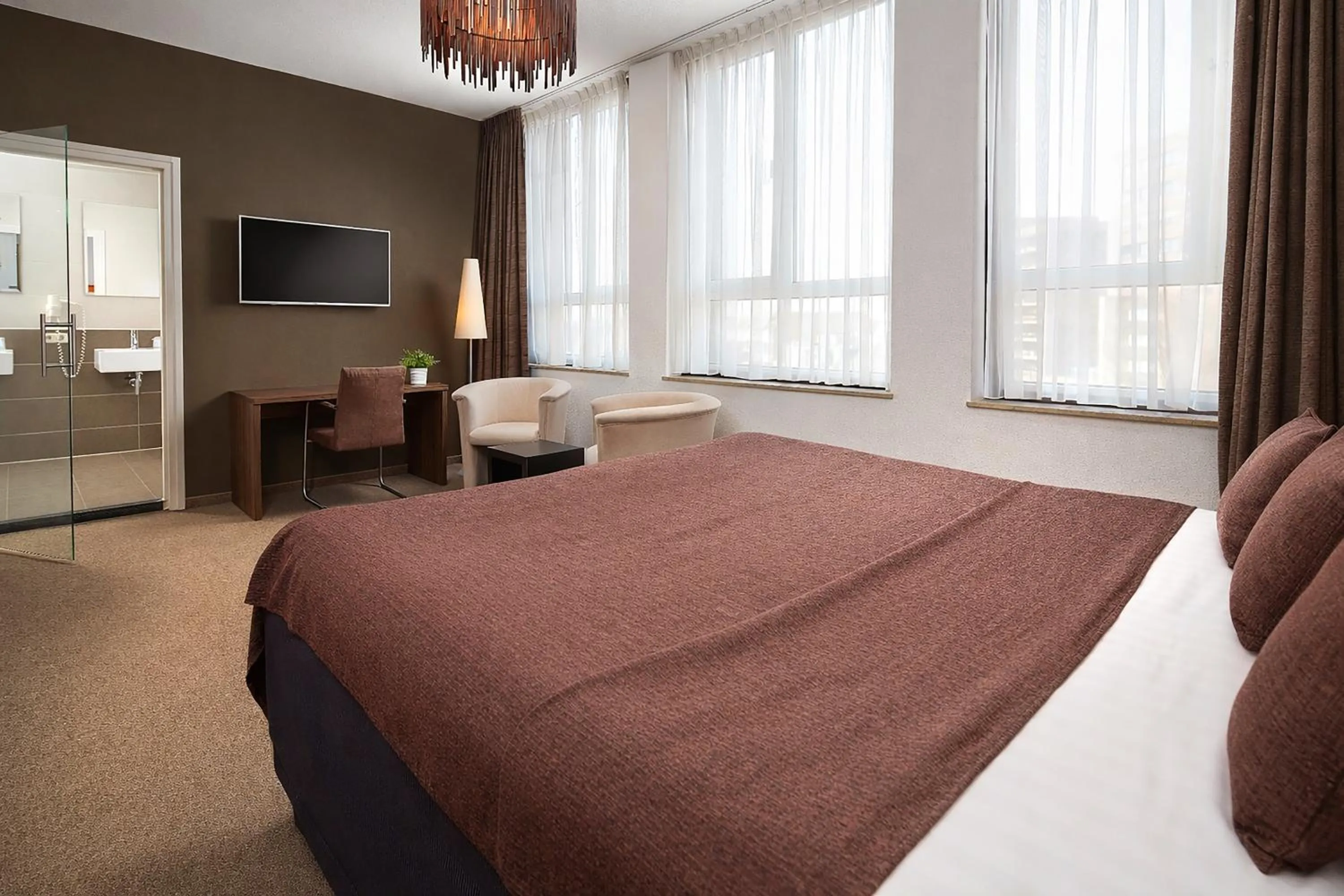 Bedroom, Bed in Hotel La Reine