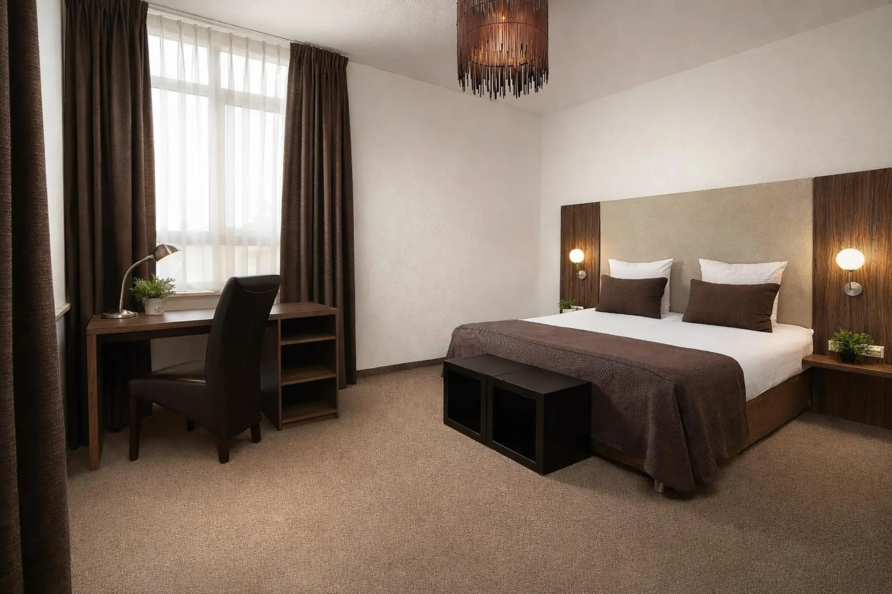 Bedroom, Bed in Hotel La Reine Bedroom, Bed in Hotel La Reine