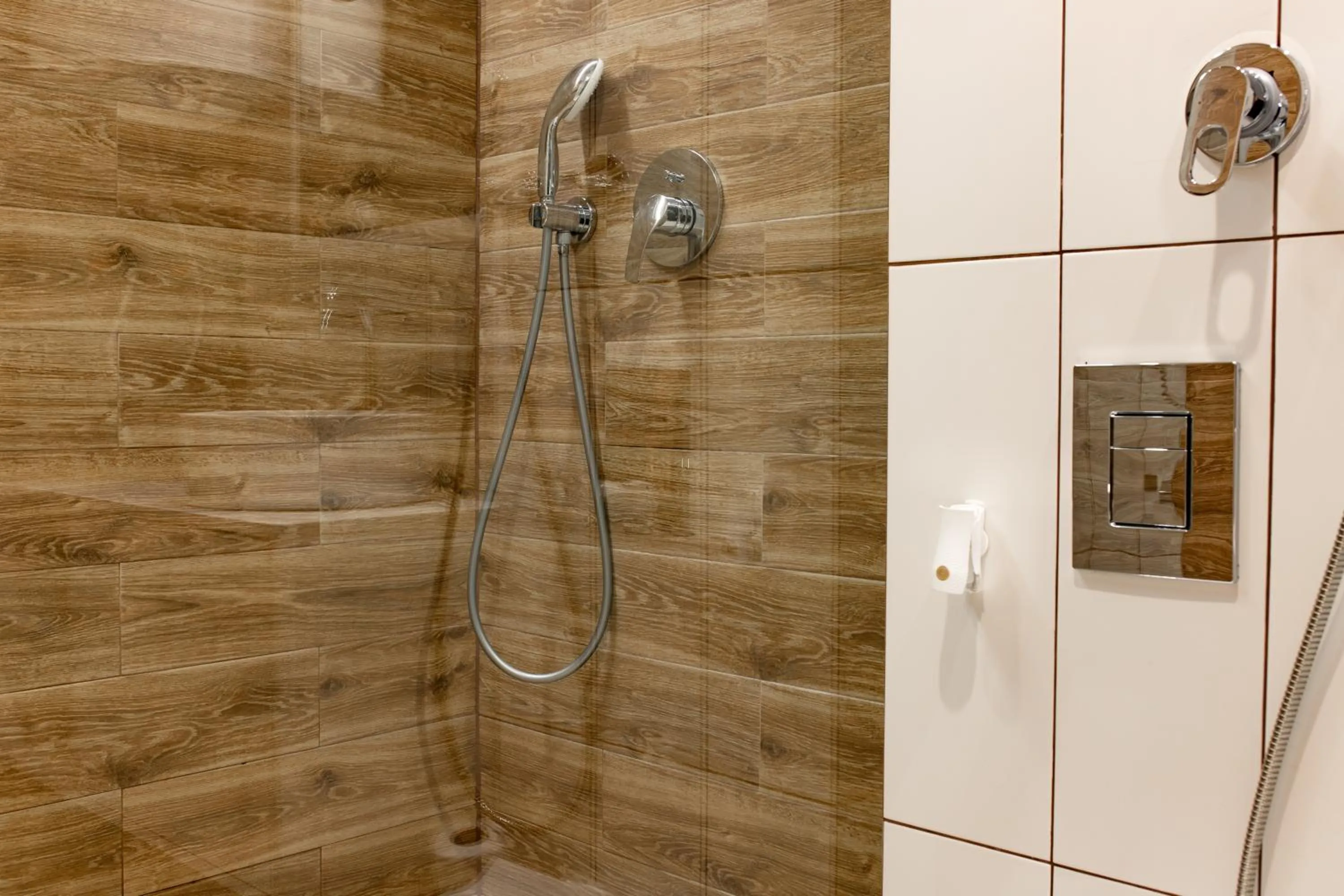 Shower in ZimaSnow Ski & Spa Club