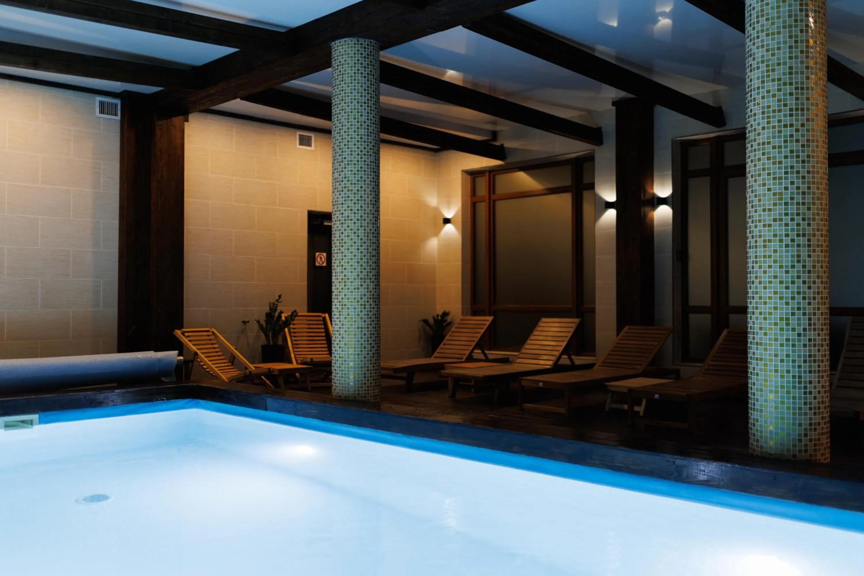 Swimming pool in ZimaSnow Ski & Spa Club