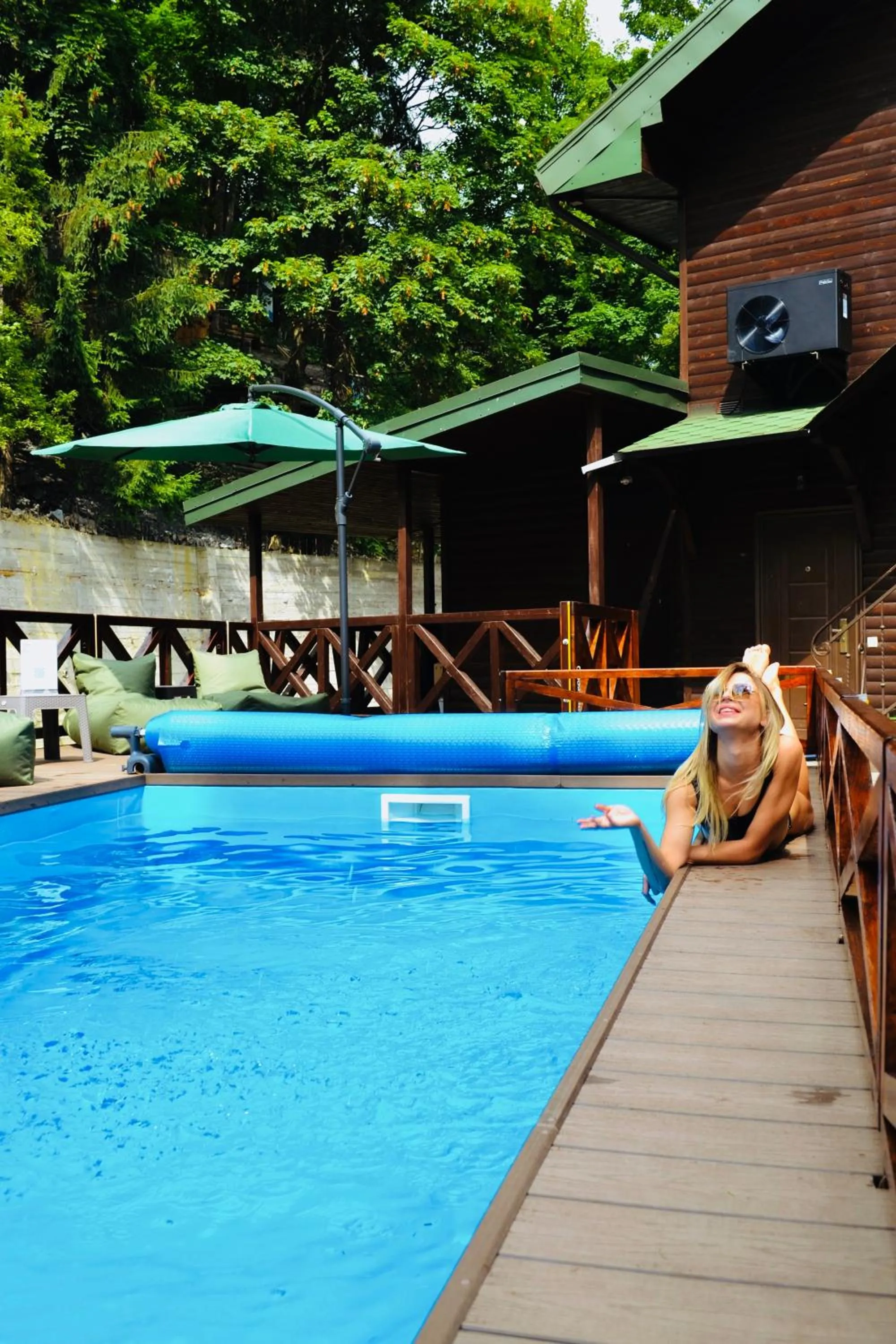 People in ZimaSnow Ski & Spa Club