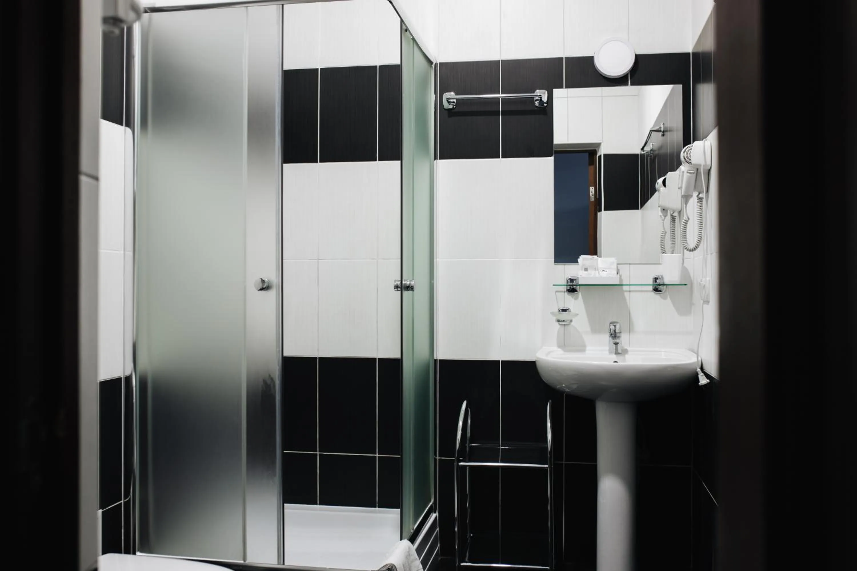 Shower in ZimaSnow Ski & Spa Club