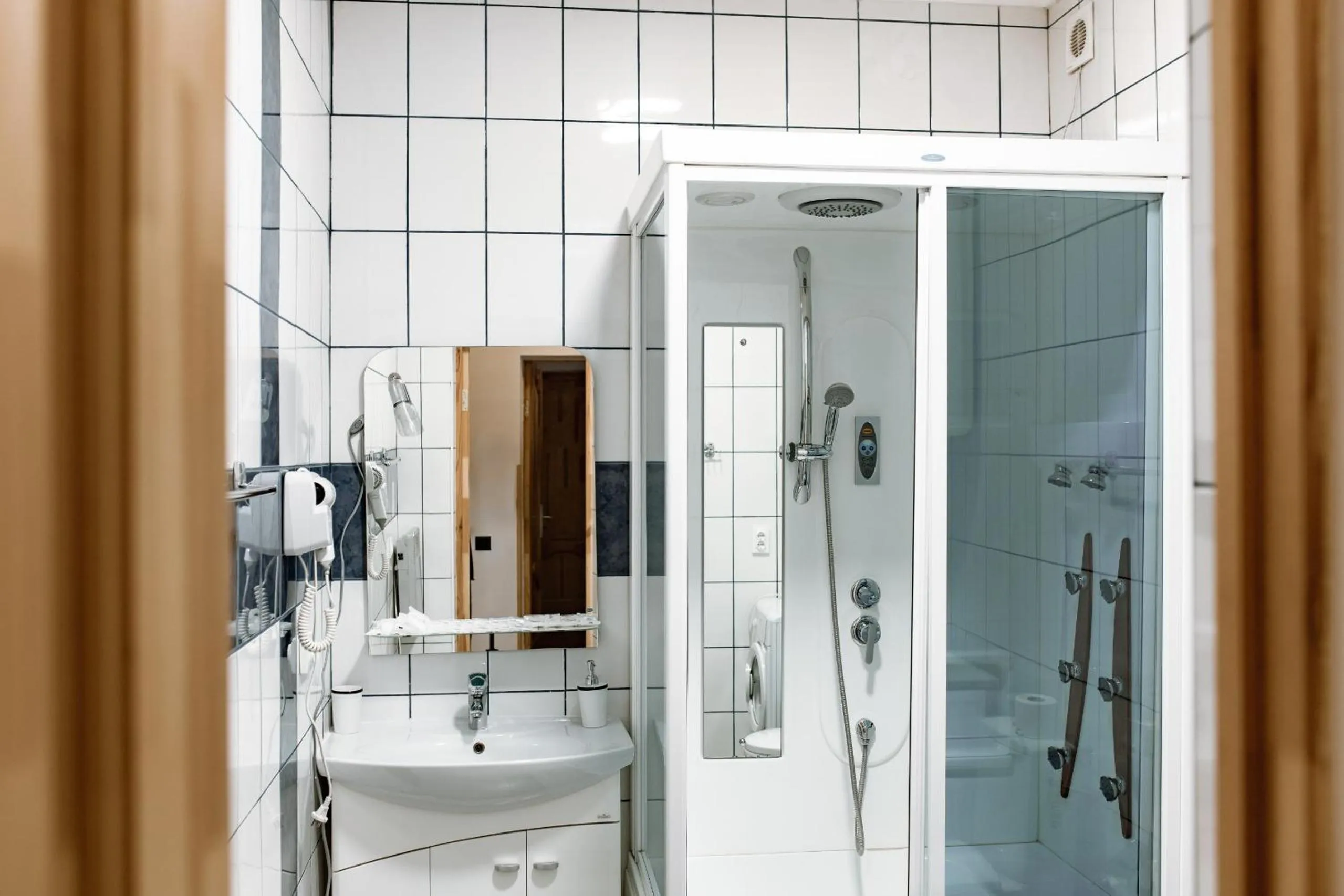 Shower in ZimaSnow Ski & Spa Club